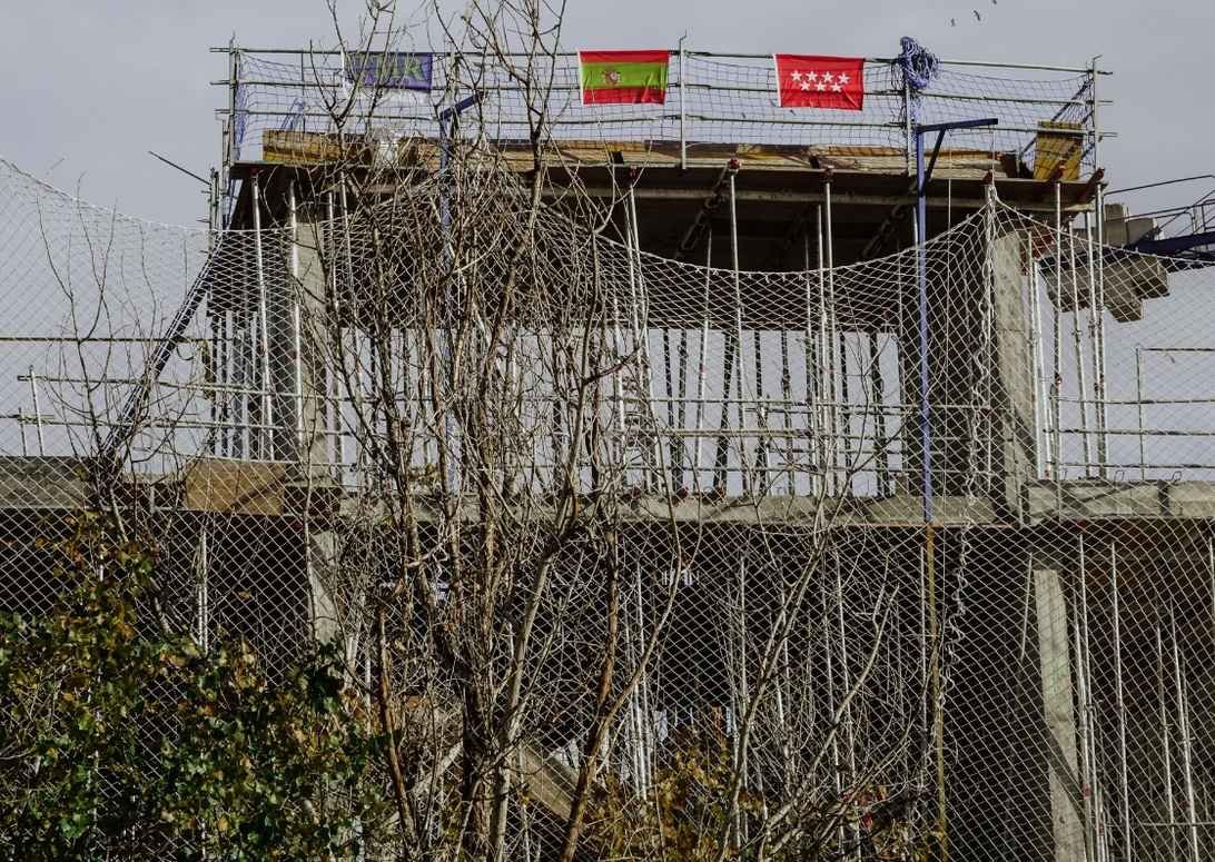 TMR celebra la puesta de bandera del nuevo Centro de Salud Vallecas II, un hito clave en el avance de la obra