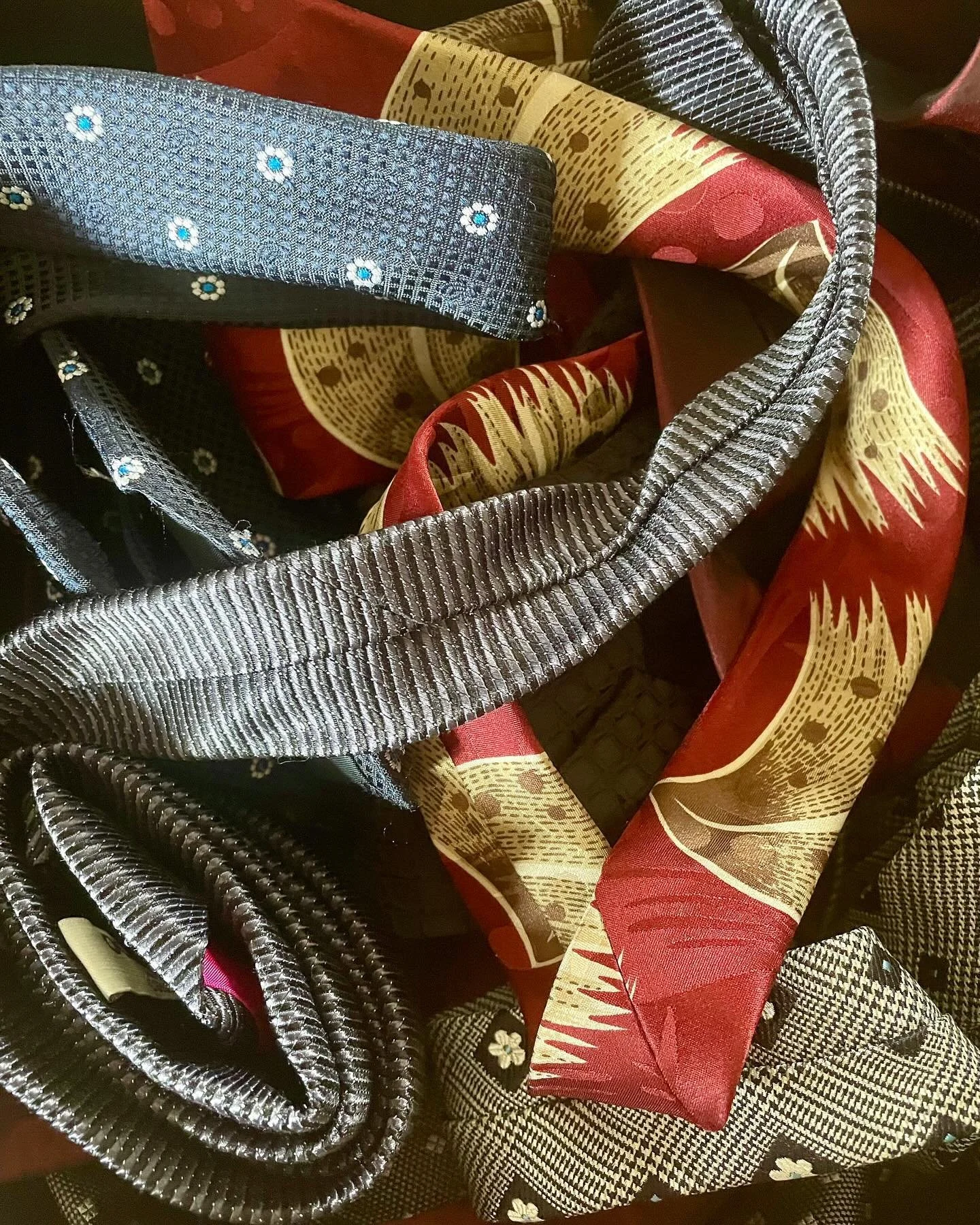 My Simple Method for Tidying Up

Take two images, one of neatly arranged items, the other of chaotic items; add a personal image of things to be tidied; mix them to create a finite number of new images; arrange these images neatly, take a photo of th