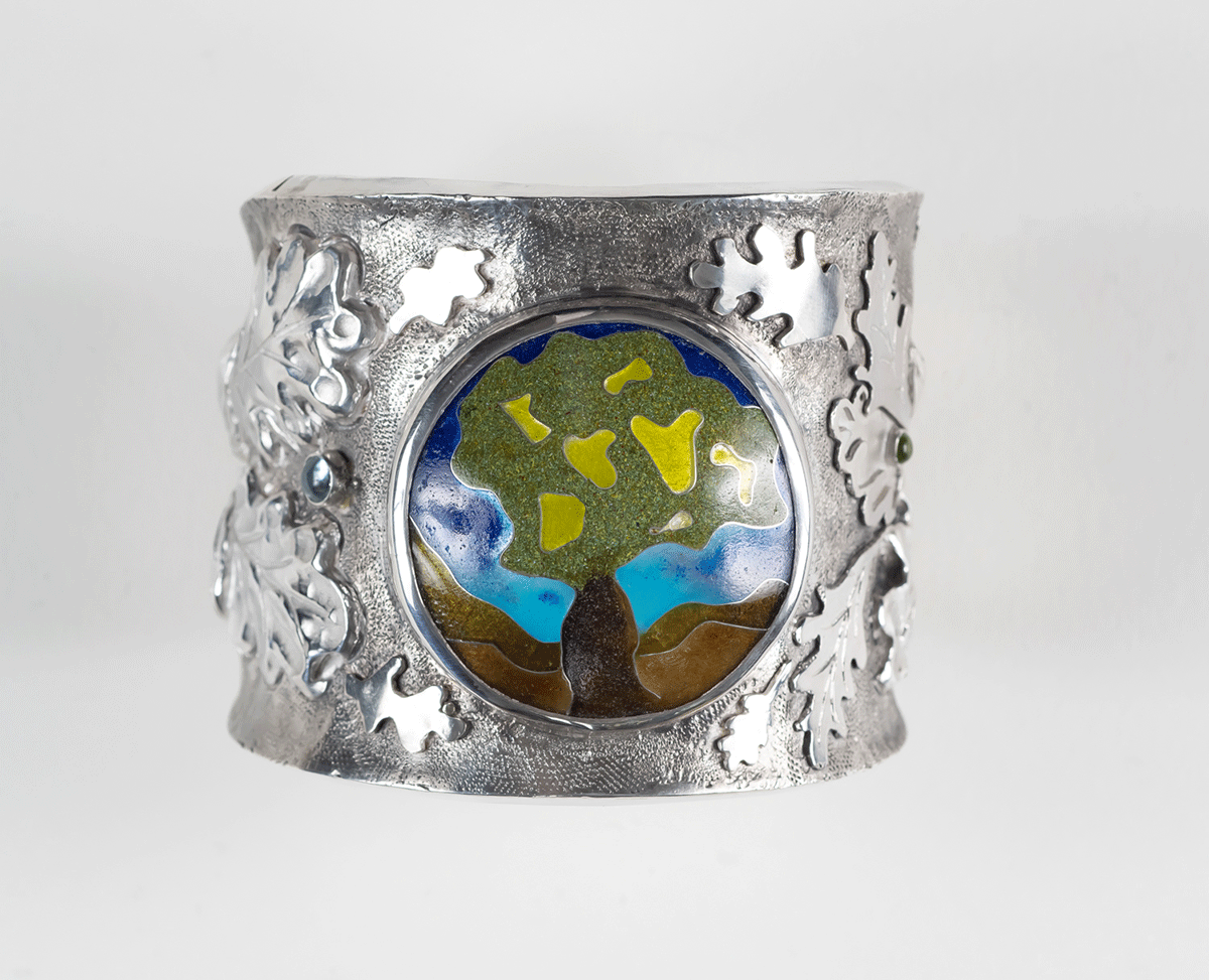 1200px-face-cuff-ConradDec23-35-Edit.gif