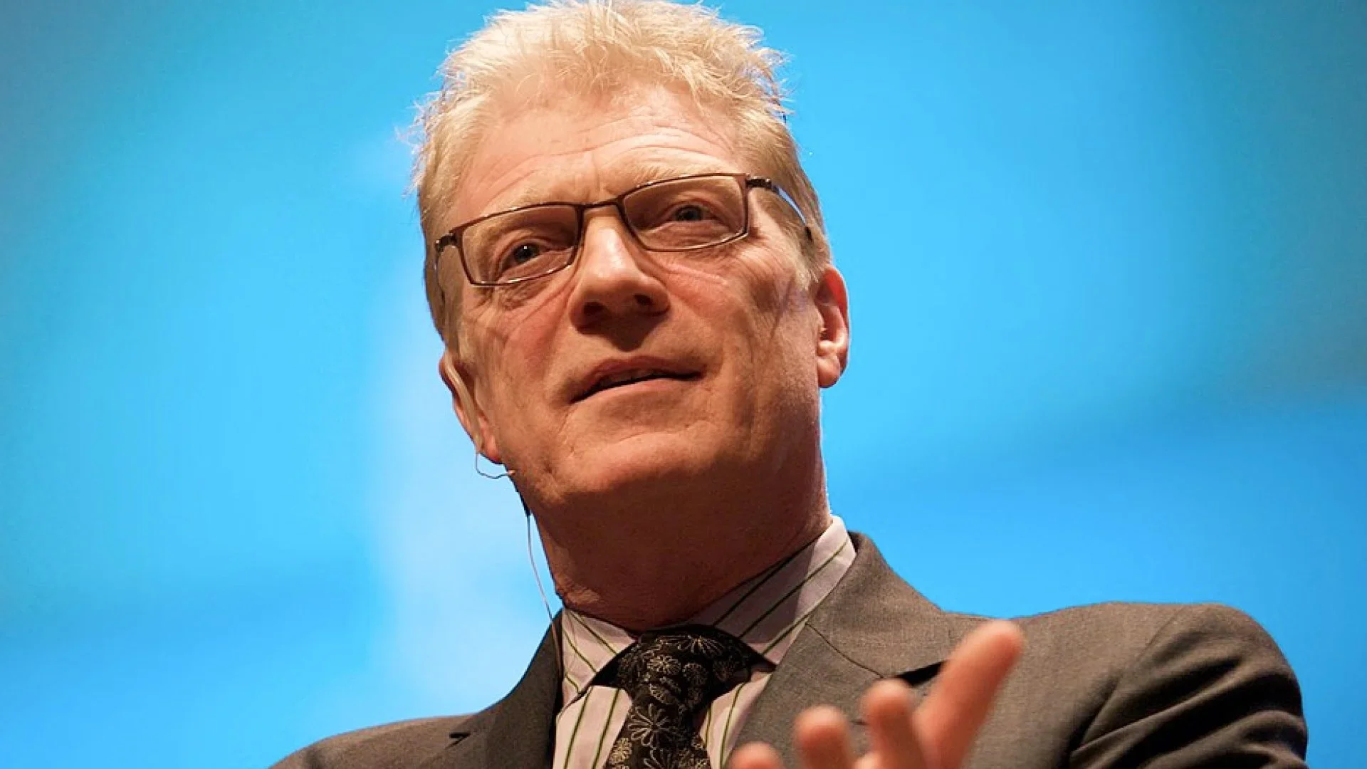 HONORING SIR KEN ROBINSON: A LEGACY OF CREATIVITY THAT LIVES ON AT 1515 LINCOLN GALLERY