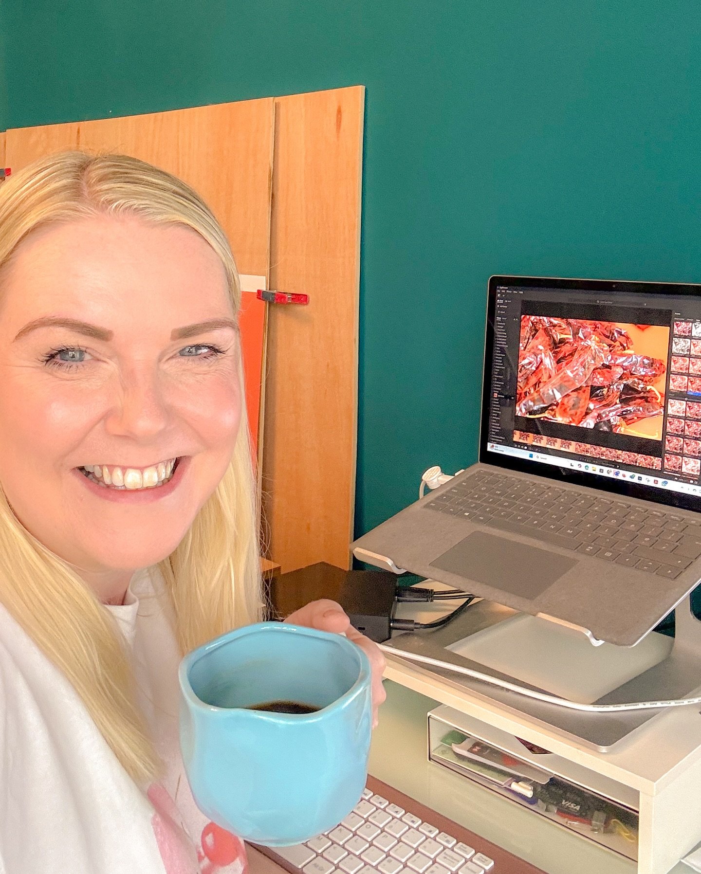 At the desk bright and early this morning listening to tunes and editing some very gorgeous photos for @kacholochillies 

I&rsquo;ve learnt so much about this incredible business while working with them on a @internationaltradecentre digital marketin