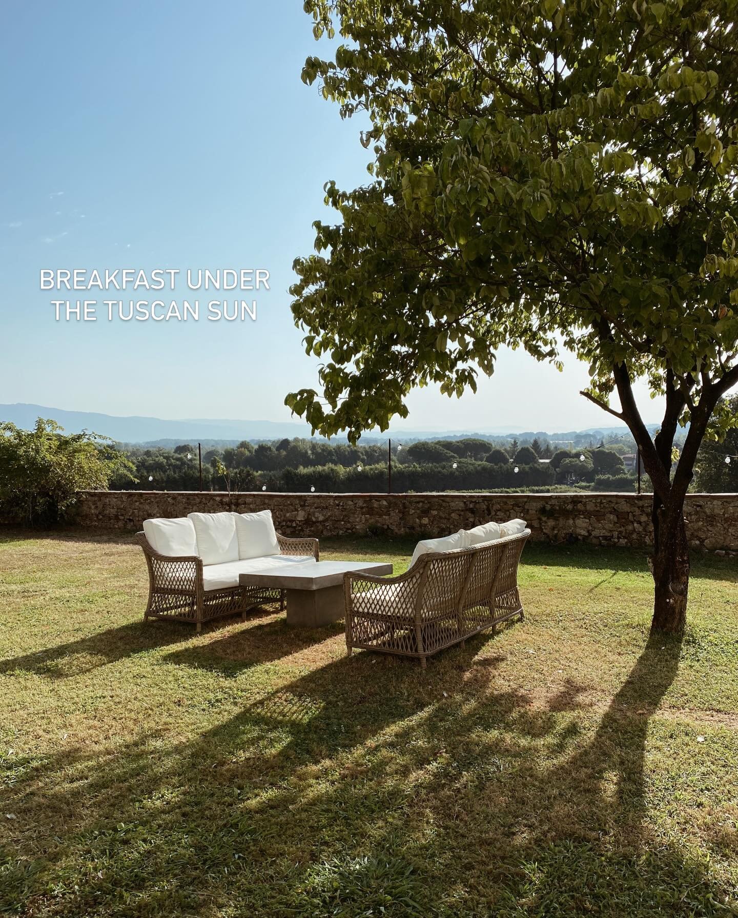 Breakfast under the Tuscan sun &auml;r en av mina favoritst&auml;llen att &auml;ta frukost p&aring;. Kan inte ni ber&auml;tta var ni &auml;lskar att &auml;ta frukost? ☕️