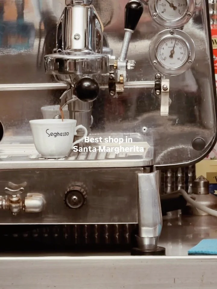 @seghezzodrogheria &auml;r min absolut b&auml;sta butik i Santa Margherita. En mataff&auml;r som &auml;r s&aring; mysig att g&aring; runt och plocka ihop kv&auml;llens mat i. Sen ta ett stopp vid deras kaffebar f&ouml;r en espresso och mandelkaka ☕️