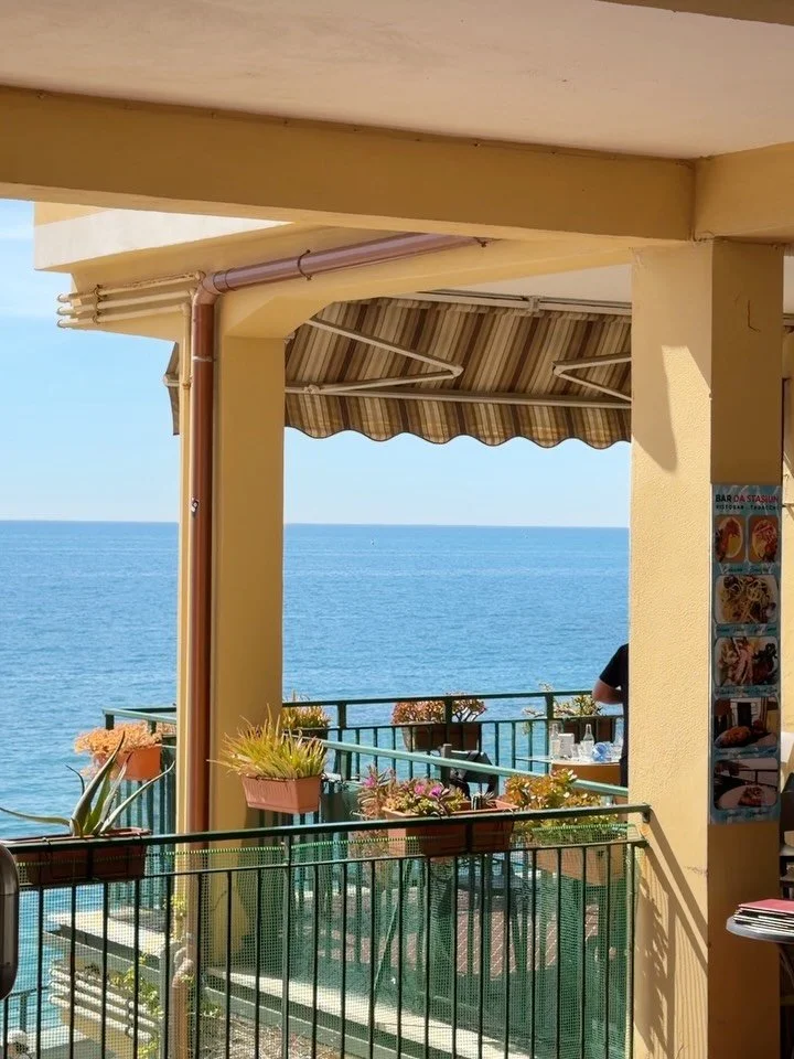 Vi &aring;kte till Monterosso🇮🇹 Det var extremt mycket med folk d&auml;r, vilket det ju alltid &auml;r men extra mycket pga p&aring;sk. Mysigt &auml;nd&aring;!