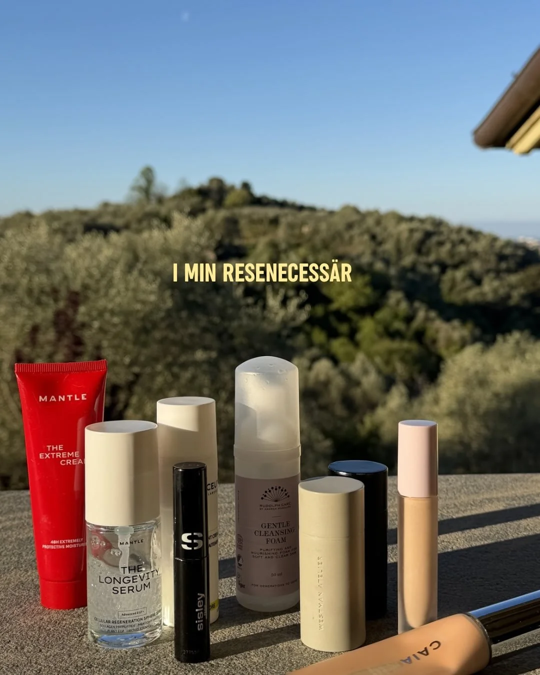 N&auml;r jag reser packar jag bara med favoriter, tex @rudolphcare cleansing mouse (prg&aring;va) som tog slut p&aring; resan = mer plats i v&auml;skan p&aring; v&auml;g hem haha.
Andra favoriter &auml;r @mantle_skin produkter som alltid funkar f&oum