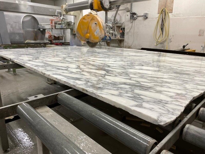 We love Arabescato............

We love working with this beautiful Italian marble, every scant we buy in is unique and the so is the fireplace we make from it.

Up on the saw.......

#italianmarble #arabescatomarble #arabescatocorchia #naturalstone 