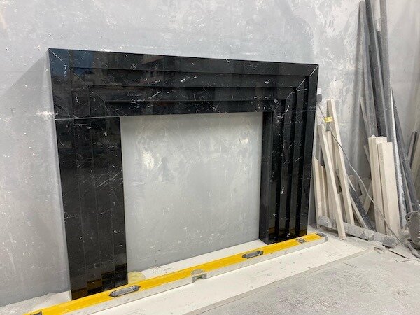 Art Deco style.............

We always love making a Kilmartin fireplace, especially in a black marble, this version in Nero Marquina is so stylish. 

#artdecofireplace #fireplace  #fireplaceideas🧺🔥 #naturalmarble #neromarquina #blackmarble #mantel