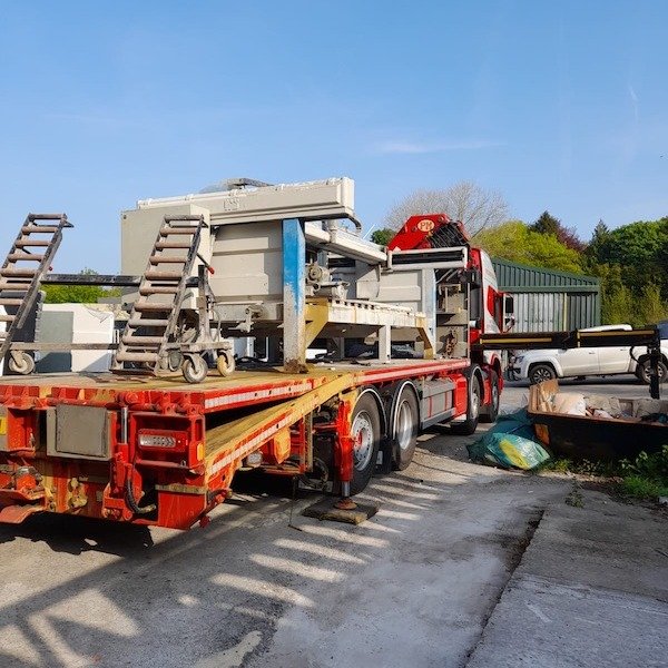 New toy........

Just getting ready to unload our new Denver Bridge Saw. All part of our continuous investment programme in equipment and staff to double our production capacity.

#stonemasonslife #bridgesaw #newkit #bigsaw #naturalstone #stonesaw #f