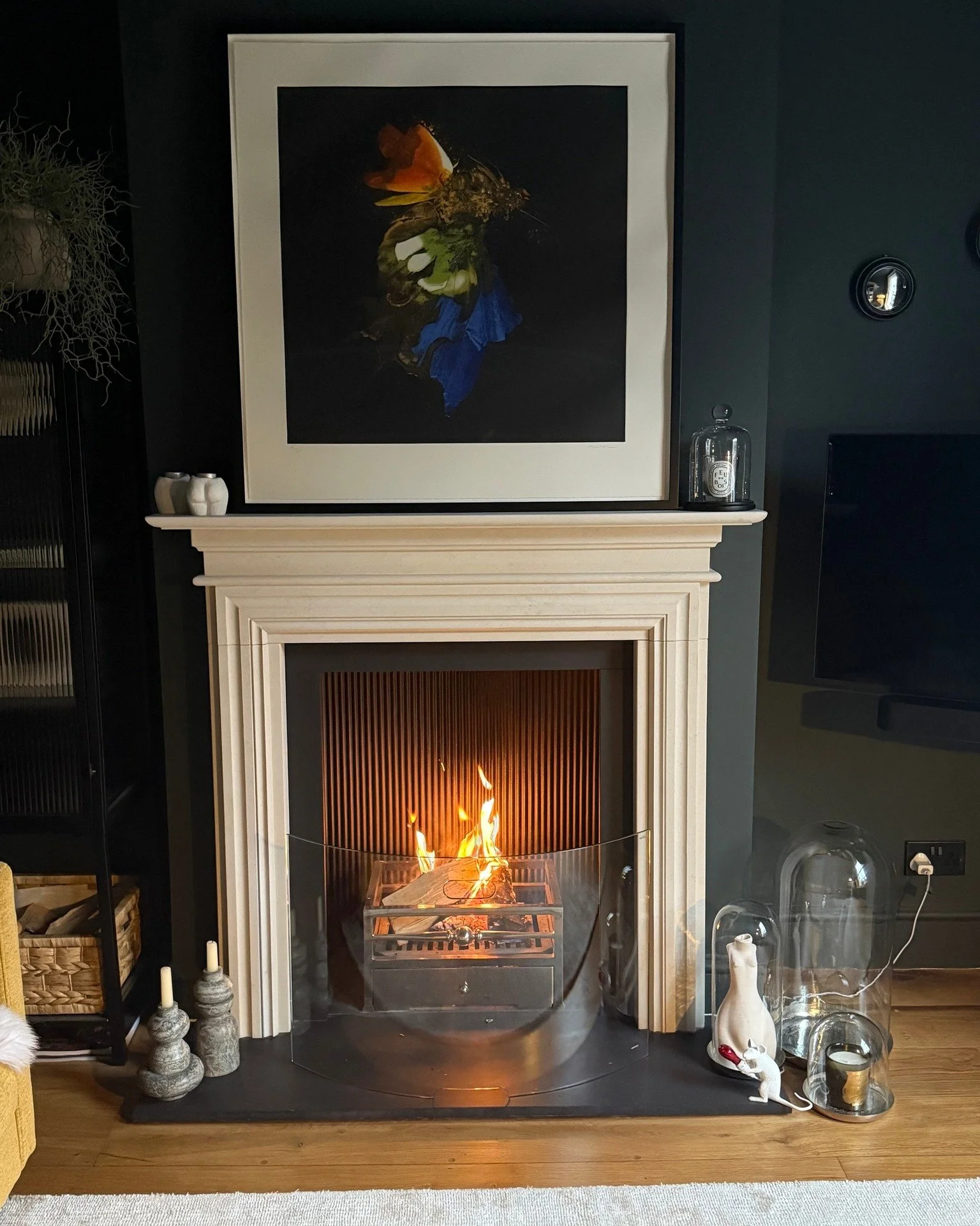 Lovely Leeds.............

We love it when a customer sends us an image of their finished fireplace installation, but this Leeds fireplace is next level. 

Fireplace - Leeds design in Rosal limestone
Hearth and Slips - honed black slate
Interior - ri