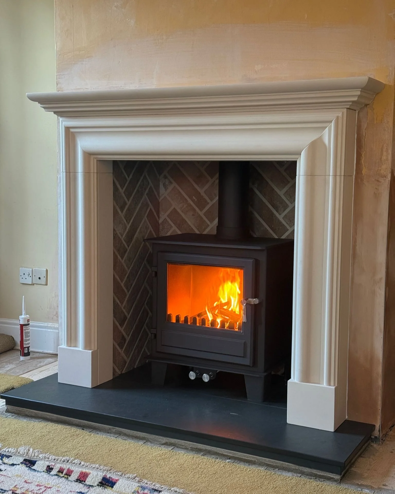 Another customer install...........

One of our Fraser fireplaces in a beautiful fine grained Rosal limestone, matched with a honed slate hearth and a herringbone brick interior. Wood burning stove from @clockwoodburners.

#limestonefireplace🔥🔥🔥 #
