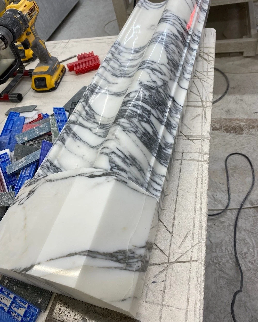 One of our favourites..........

We love a bit of Arabescato marble, Here's one of our large Classic Bolections, just undergoing a quick check before dispatch.

#fireplace🔥🔥🔥#fireplacemaker⛏ #arabescatomarble #italianmarble #stonewrokshop #stonema