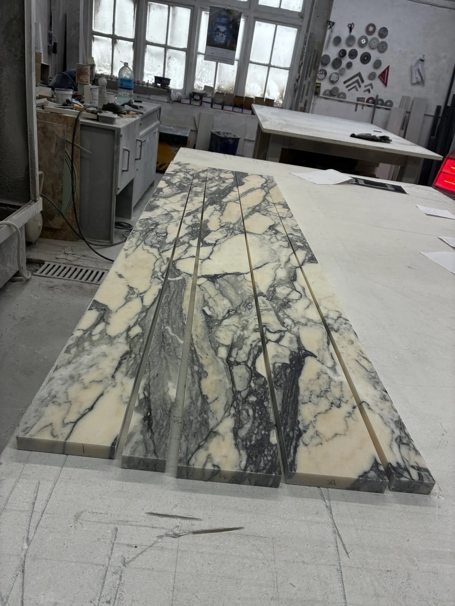Lovely bit of stone........

What shall we make out of this.

Find out tomorrow......

#marble #fireplacemaker🔥⛏ #fireplace  #fireplacedesign #handcrafted #NaturalStone