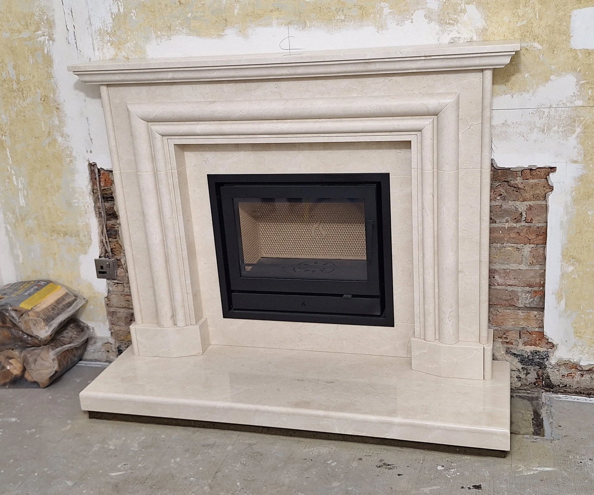 Edinburgh fireplace..........

Another handmade fireplace out in the wild. In this case one of our Edinburgh surrounds in marble, expertly installed by our friends @somethingdifferentfireplaces in London.

Going to look even better once the room is f