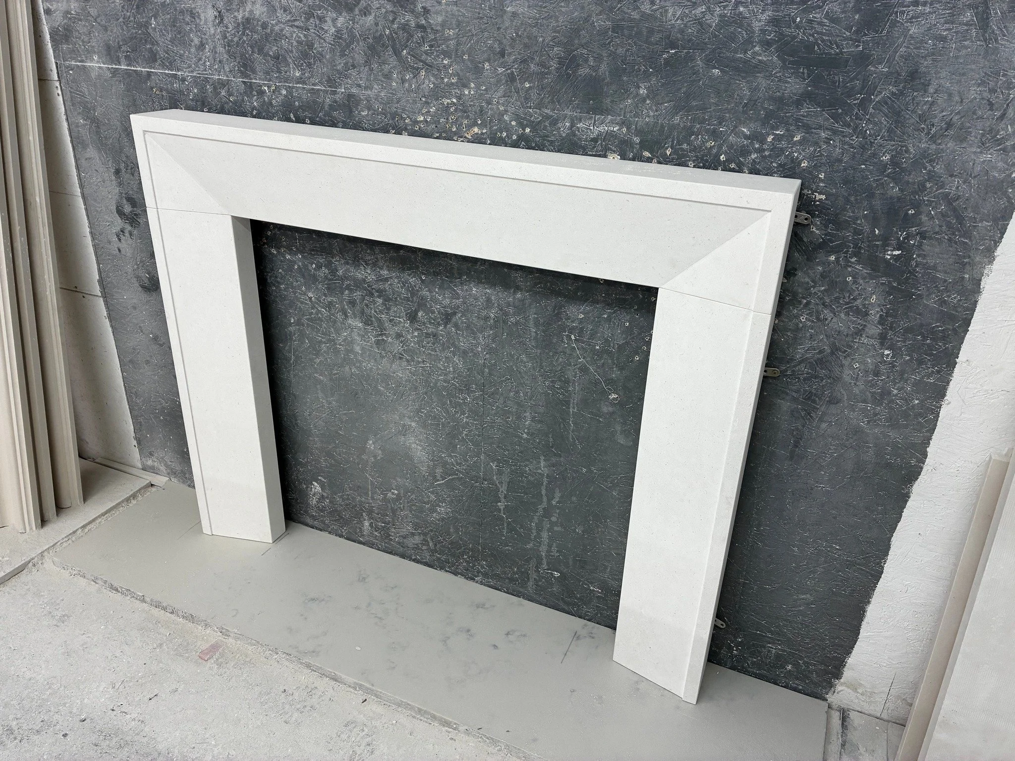 Keep it simple...........

Sometimes less is more, like this rather nice Classic Deal fireplace in a clear Aegean limestone.

#fireplceideas🔥#fireplace🔥#fireplacemaker #limestone #SussexMade #stonemason⛏⛏⛏