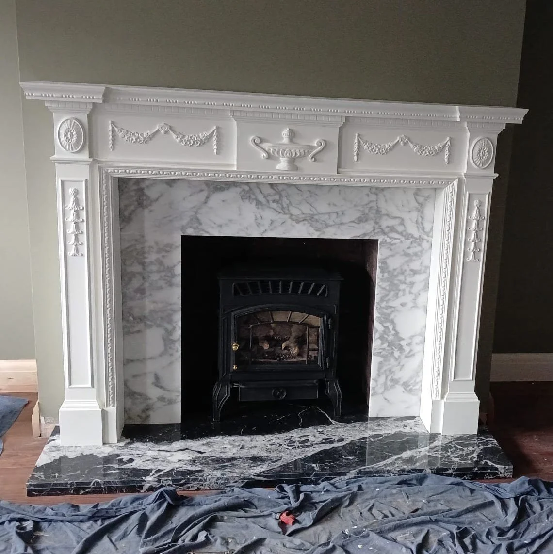 Timber fireplace...........

Handcrafted in our workshop, and installed with a stunning hearth in Nero Marquina with a slip set in a beautiful Arabescato marble.

Stunning installation..........

#timberfireplace🔥#fireplace🔥 #paintedfireplace #fire