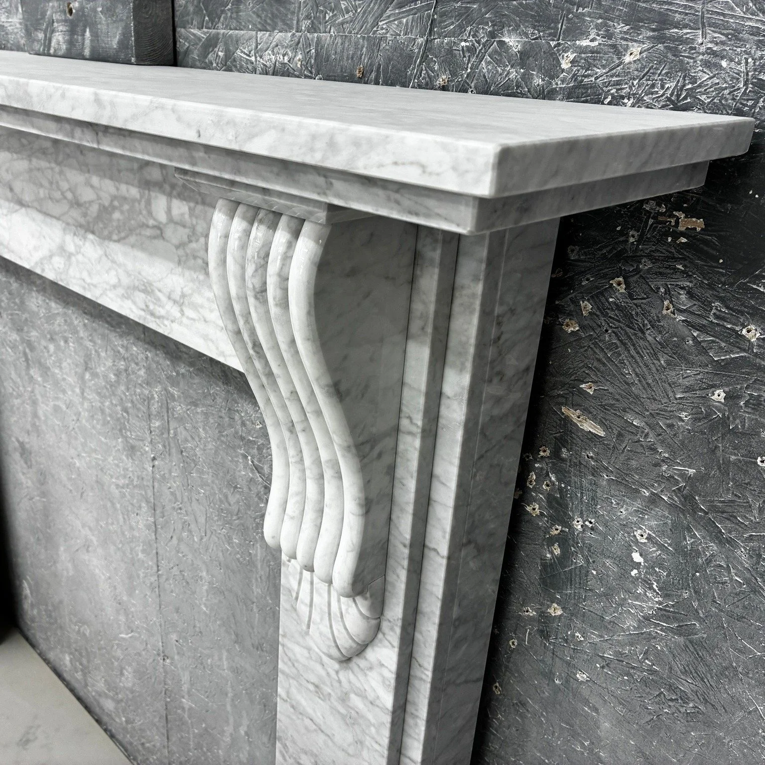 Marvellous marble Minton........

We love making tradition style English fireplaces, like this Minton in a rather nice Carrara marble. It features a pair of lovely hand-carved corbels.

#handmade⛏ #fireplacemaker🔥#handcrafted #marblefireplace #tradi