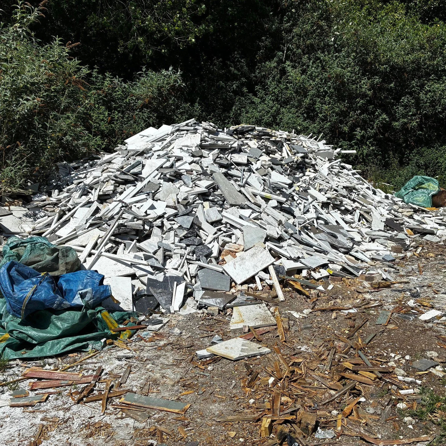 Recycle.........

We try to keep waste to a minimum, but sometimes a bit of stone doesn't pass  quality control or a fissure in the stone causes it to break. So, once a year we have all our waste collected to be recycled into building materials......