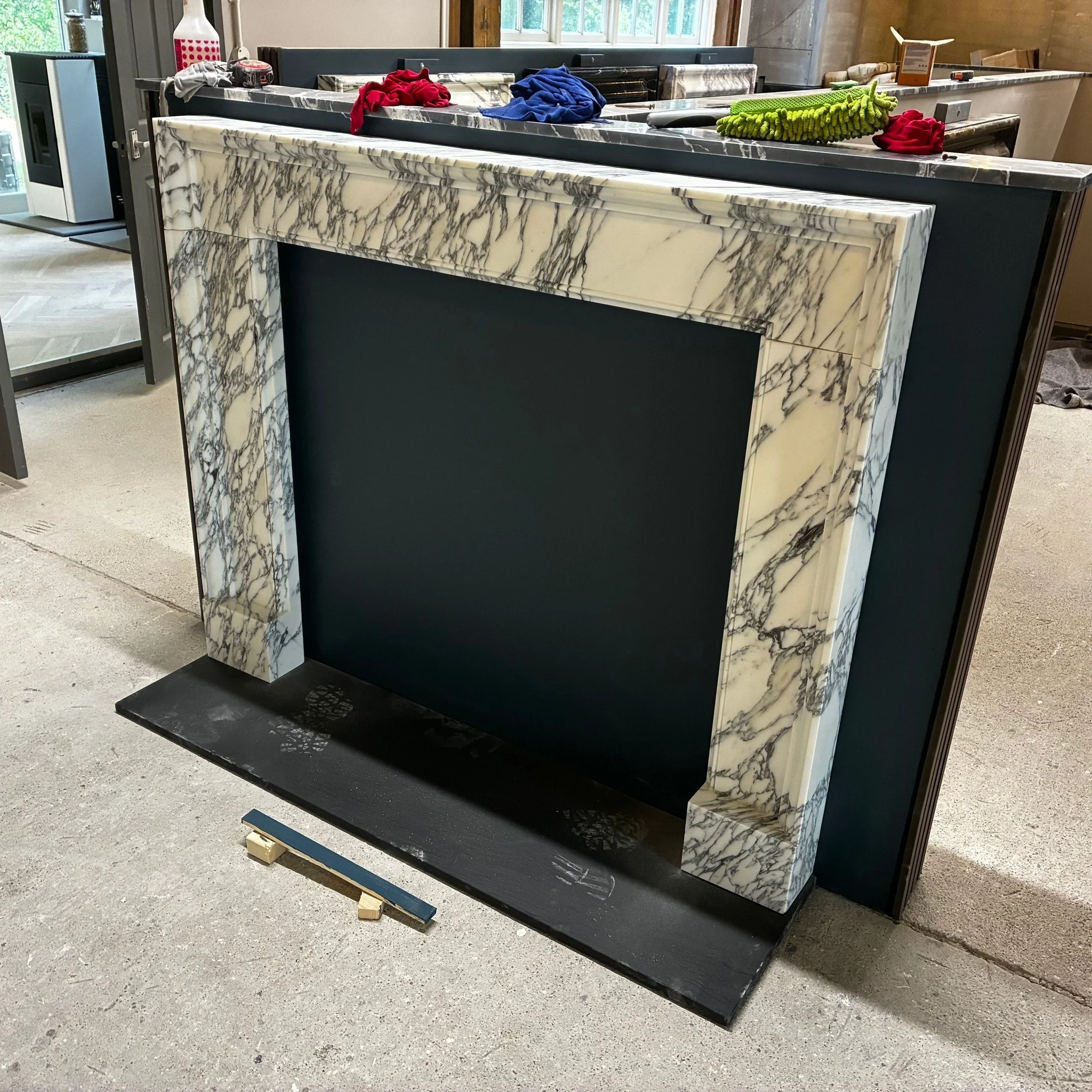 New product drop........

Limited Edition Classic Camber fireplace in a stunning Arabescato marble.

#fireplace🔥 #marblefireplace #italianmarble #limitededition #interiordesign🏠#interiors #FireplaceShowroom #stonemason⛏