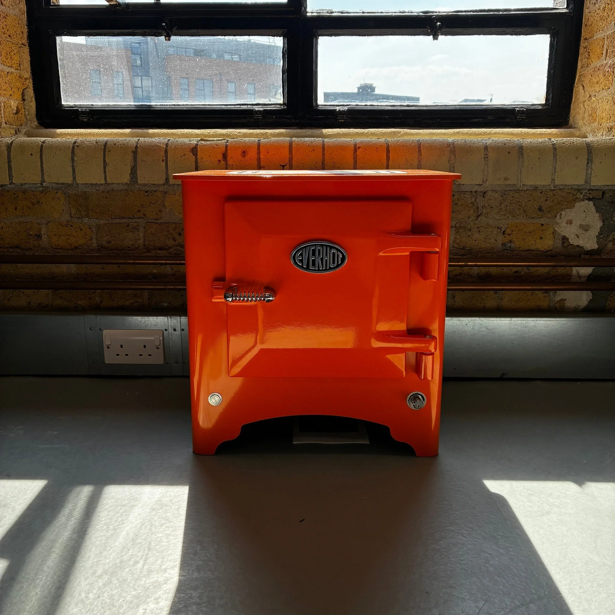 Lovin' these........

Cute little stoves with ovens from @everhot_cookers. We know it's really hot now, but one of these will keep your kitchen nice and warm through the winter months.

Available in 20 glorious colours, which one would you choose....
