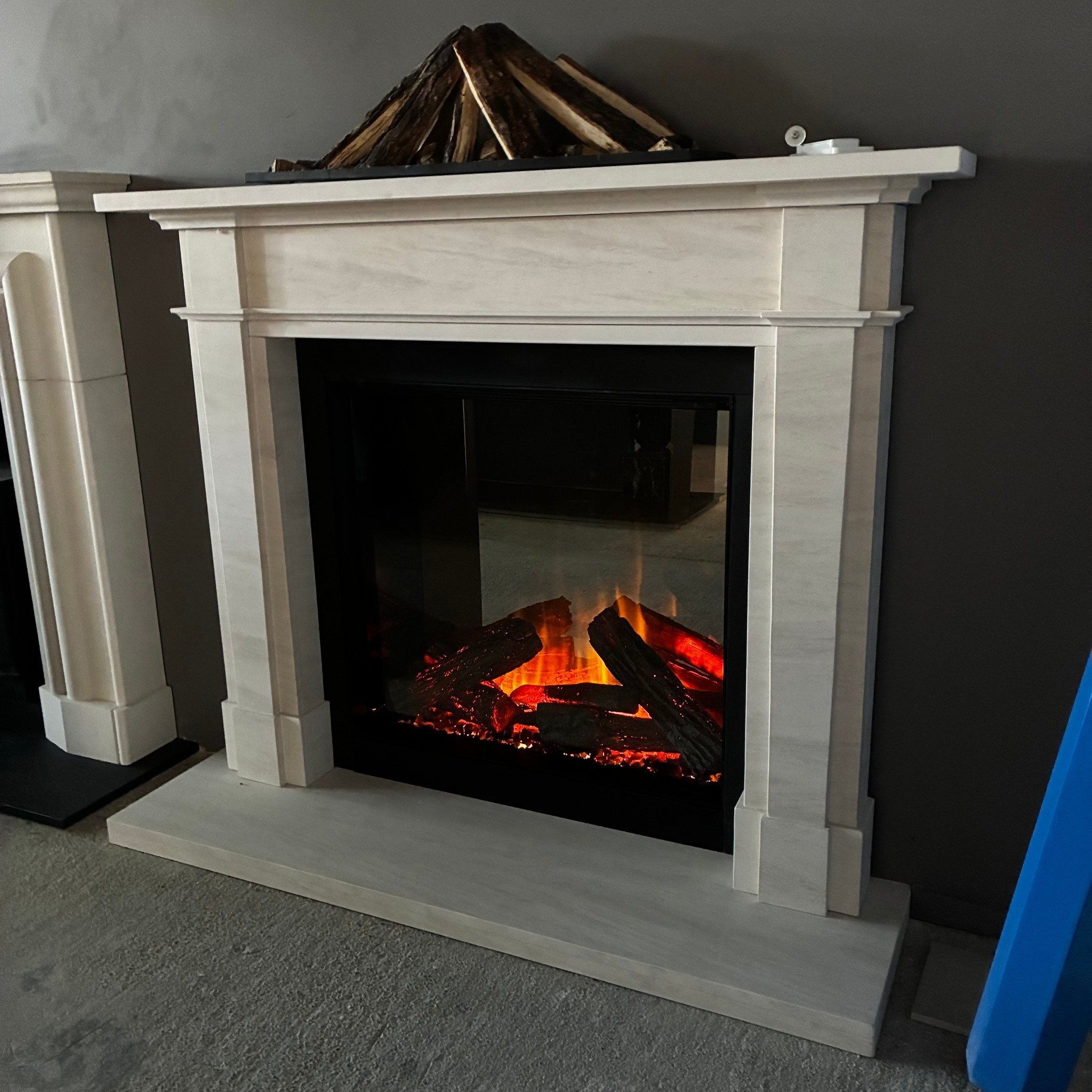 Electric Avenue...........

You don't have to live in an Avenue to enjoy the latest in electric fires. You could live in a Road, Street or a Drive.........

Here's the Aspire 30 electric fire from @dimplex_living_uk  matched with our Scotney fireplac