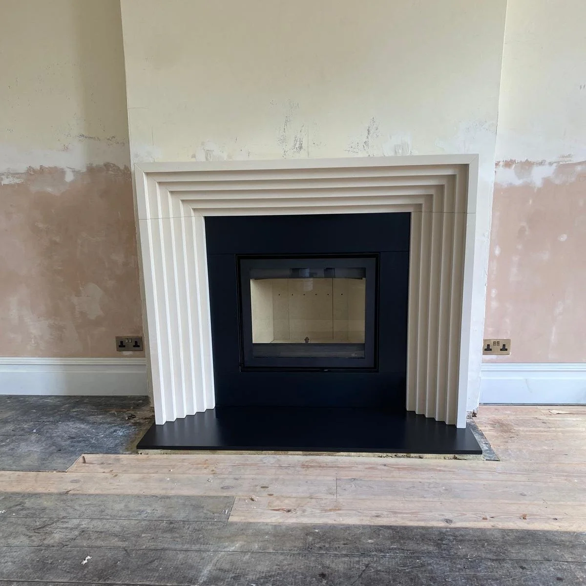 A bit of Art Deco...........

Here's a variation on our ever popular Kilmartin fireplace. Art Deco designs were famous for their geometric motifs, sleek lines, symmetry, and luxurious materials. We think this fireplace has it all.............expertly