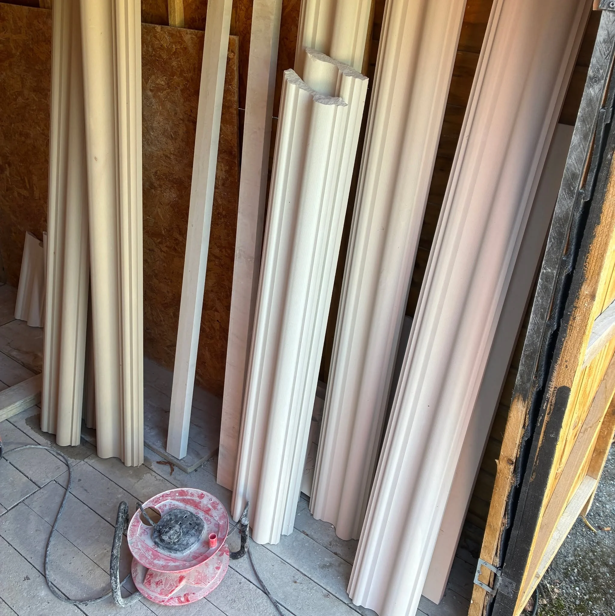 Profiles..........

Here's a batch of profiles in the drying shed, next stop onto the bench................

#stonemason⛏ #fireplacemaker🔥 #naturalstone #limestone #fireplacedesign
