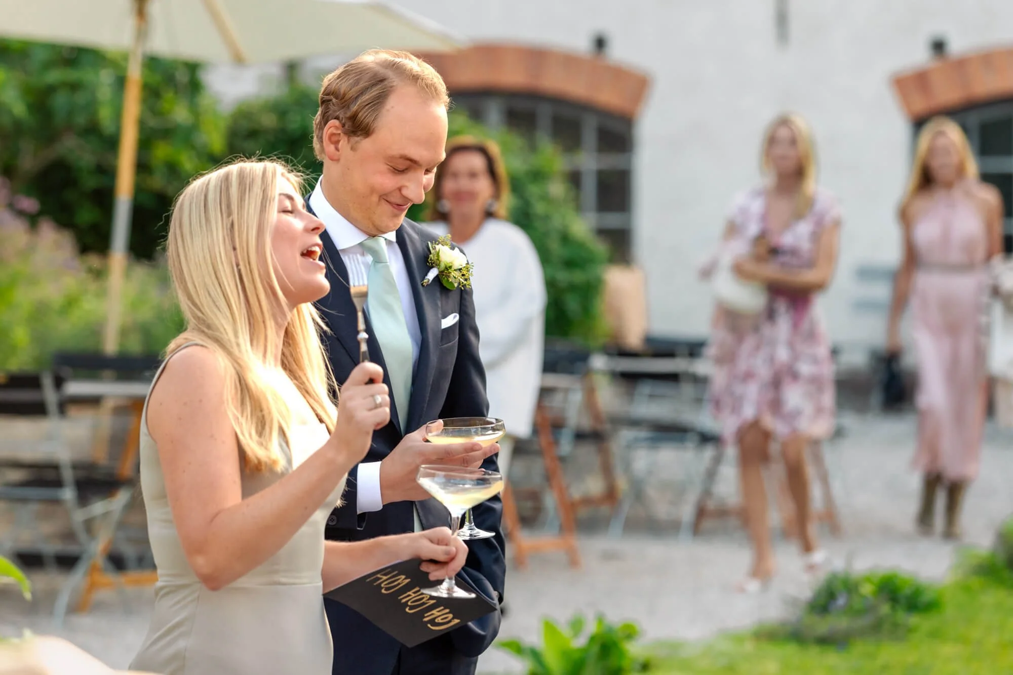 Toastmadame och toastmaster håller tal