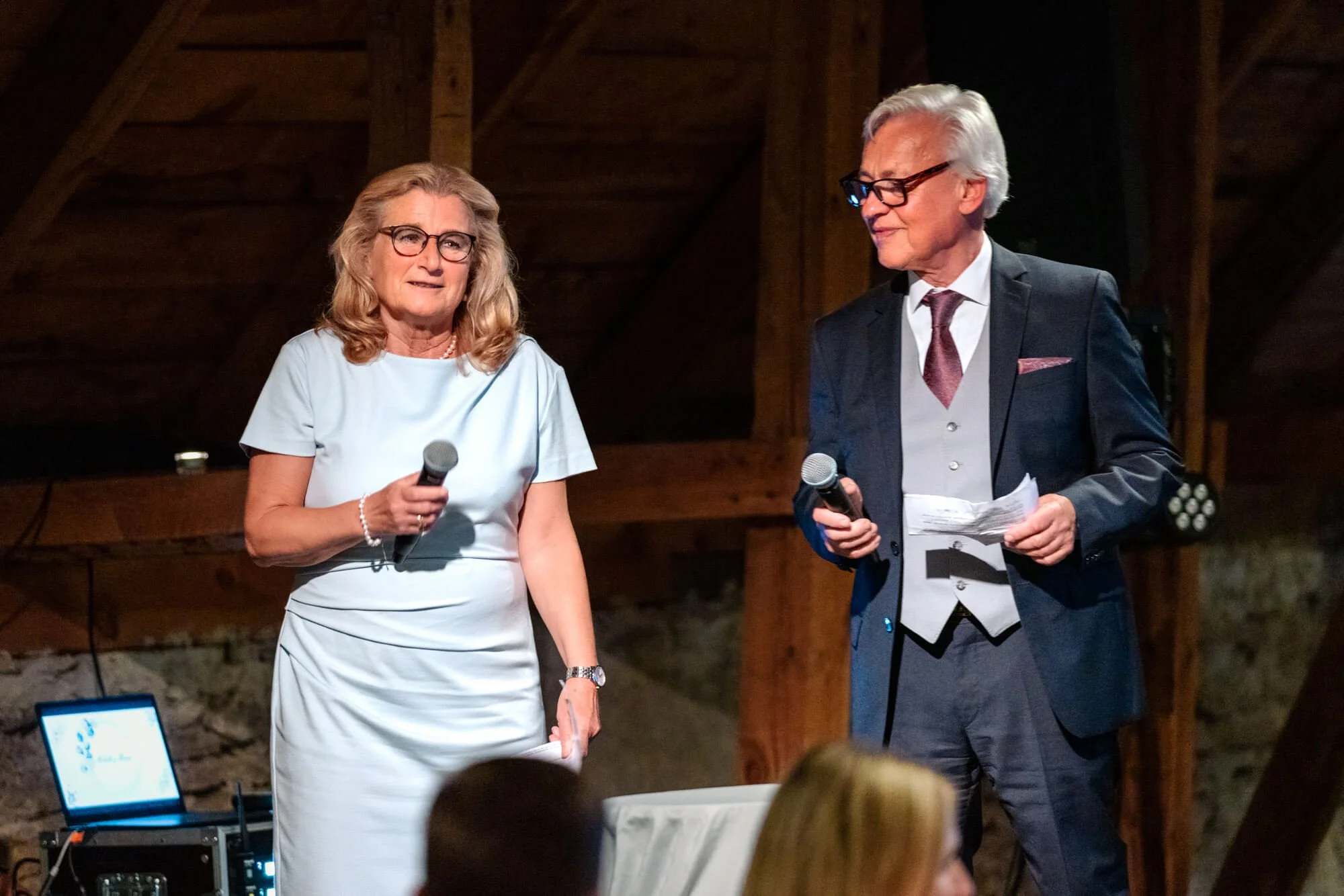 Föräldrar håller ett bröllopstal till paret