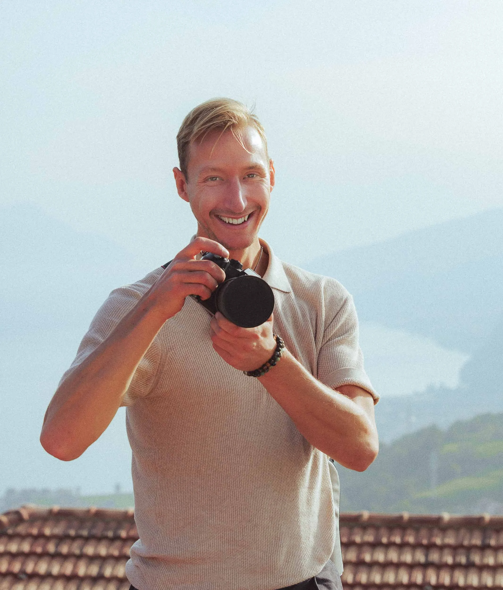 Wedding photographer David Sahlberg takes portraits outdoors in natural light