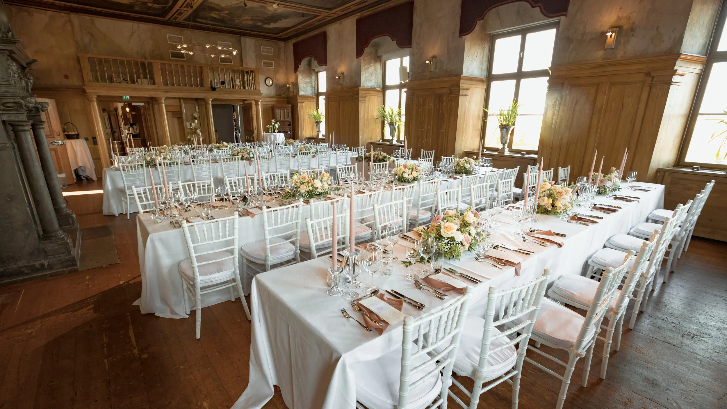 Dukat bröllopssalsal i slott med vita chiavaristolar och blommor – bröllopslokal Sverige