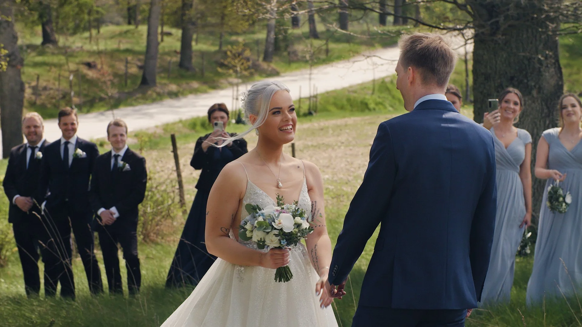 Brud och brudgum möts för first look utomhus i naturen – bröllopsfilm Sverige