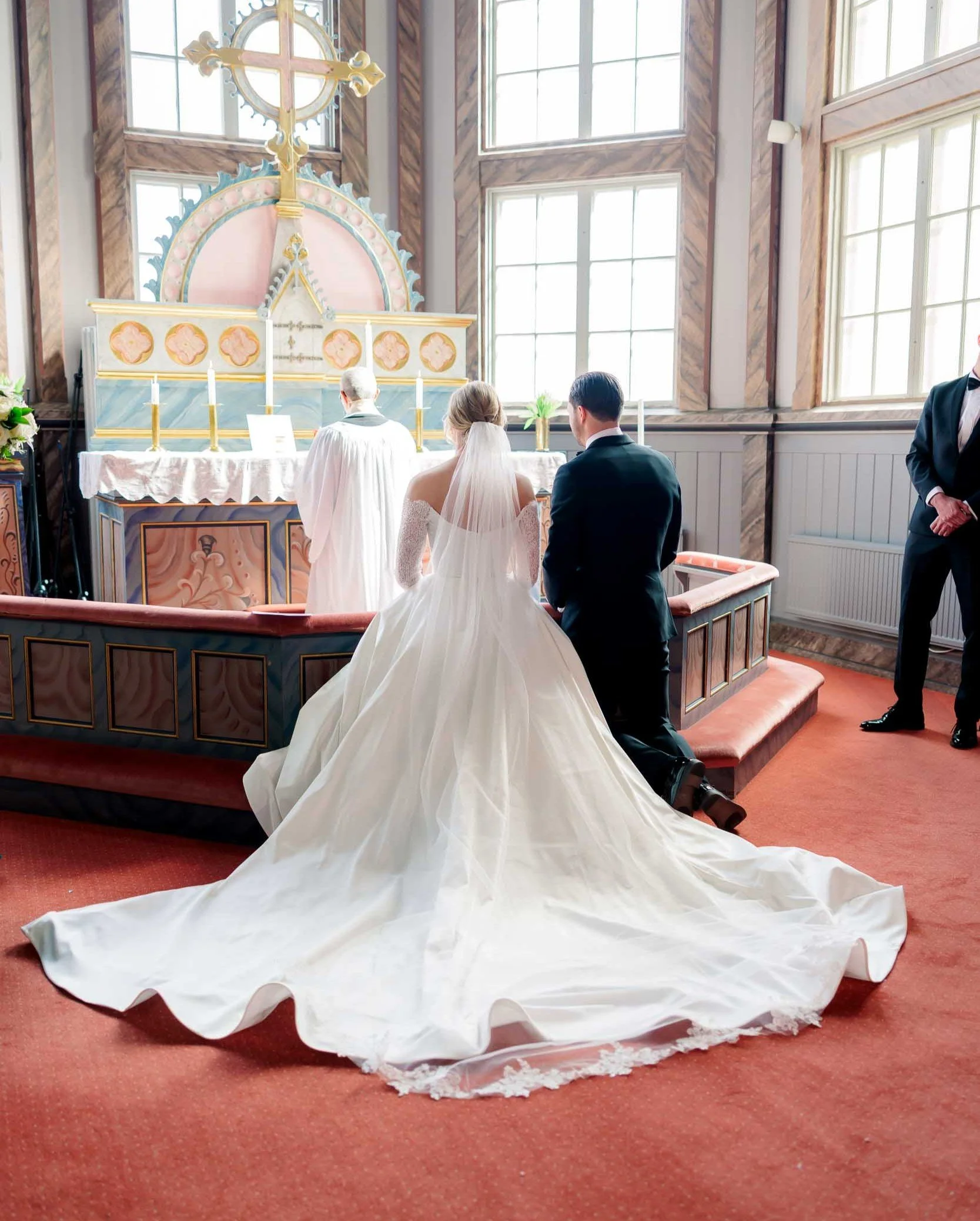 Bröllopsfoto Duved Kyrka – vigsel vid altaret med vittnen.