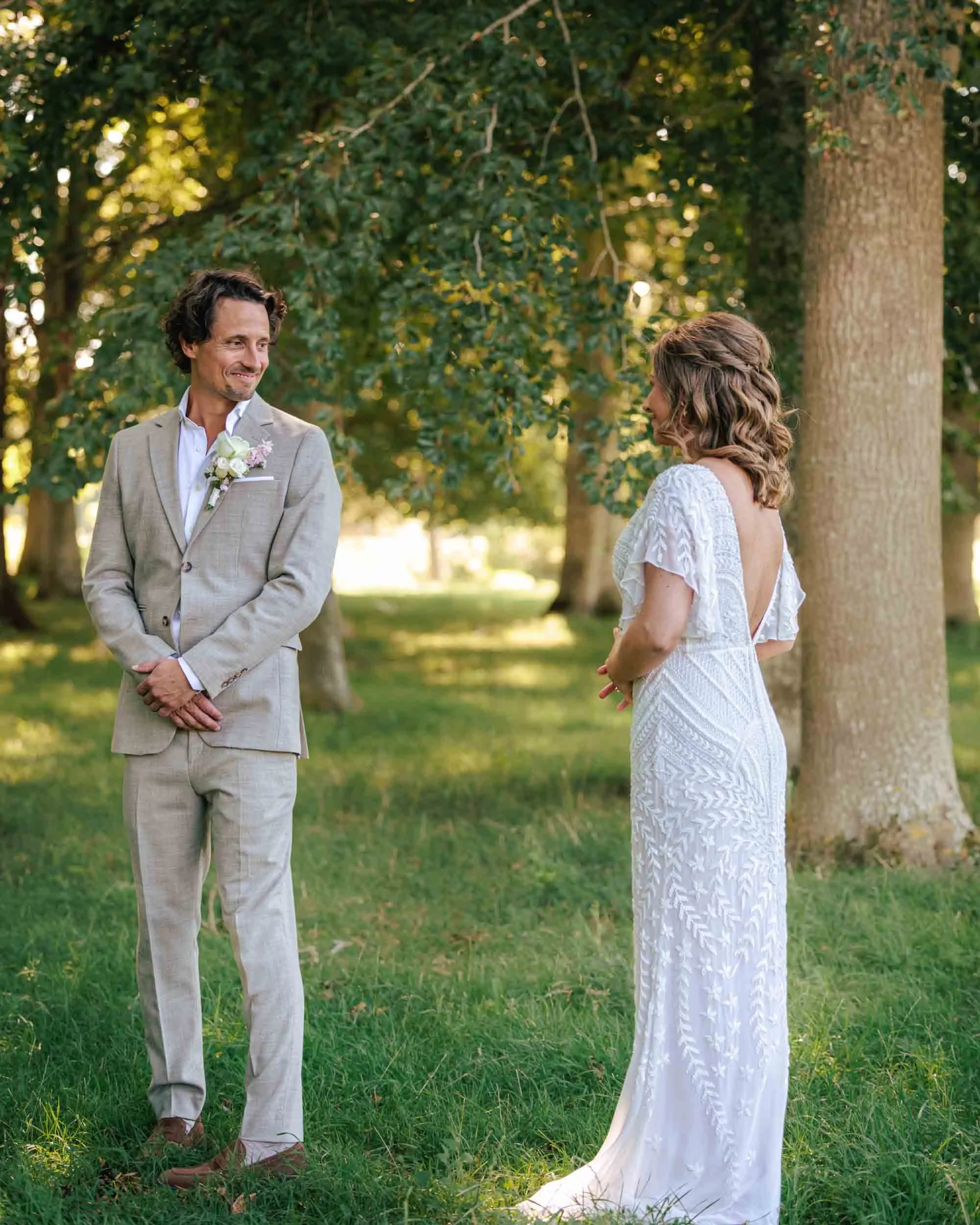 Brudgum ler när han ser bruden för första gången – first look bröllop Sverige