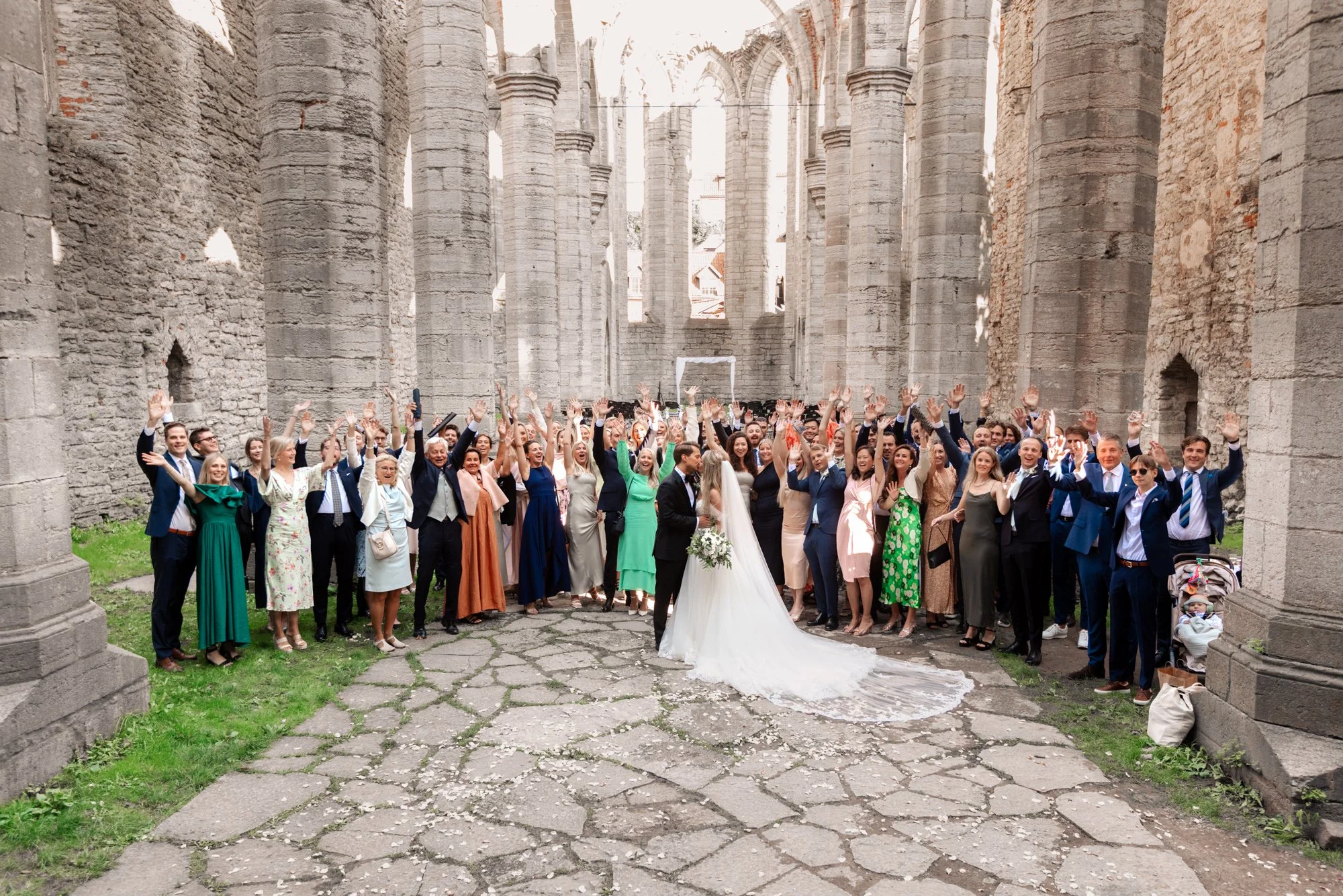 Bröllopspar med gäster i kyrkoruin på Gotland – bröllop på Gotland