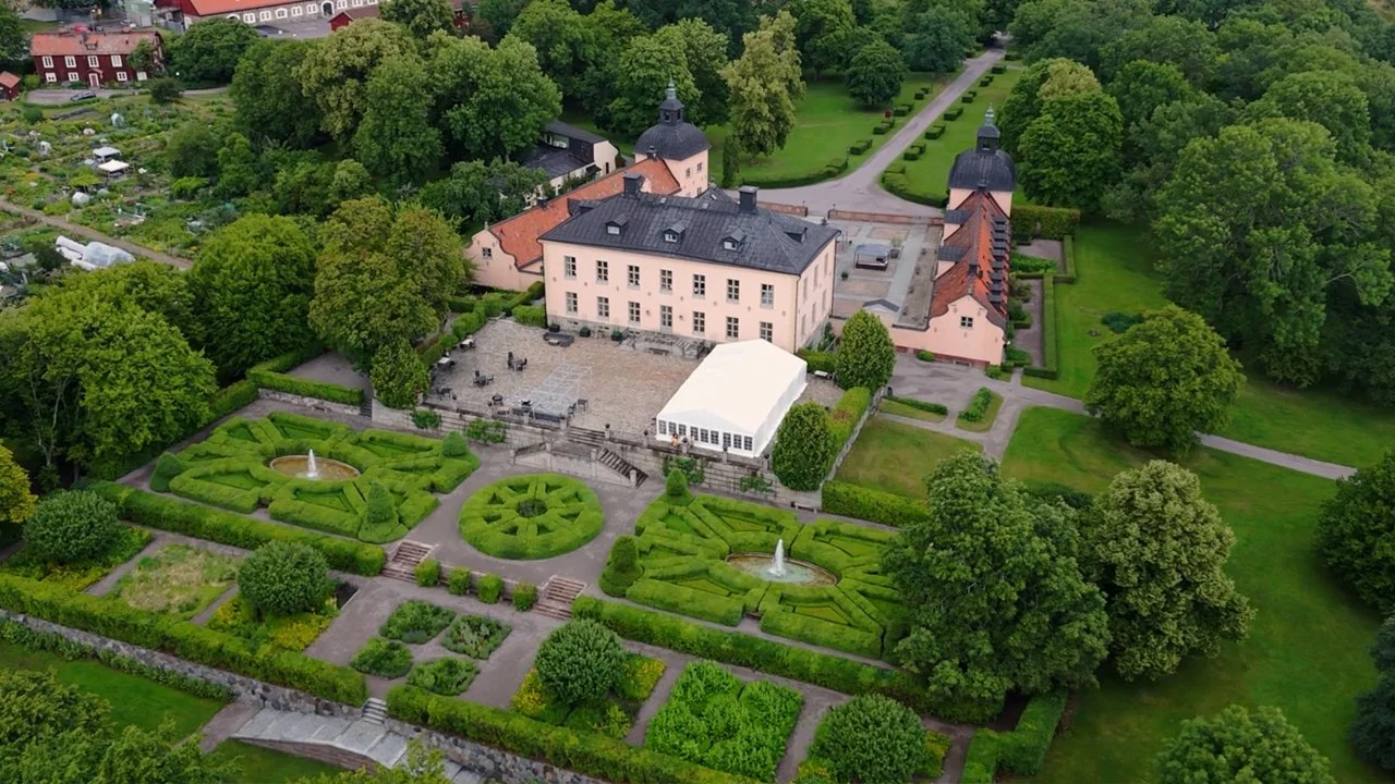 Drönarvy över Hesselby slott med slottsträdgård – bröllopsvenue Stockholm