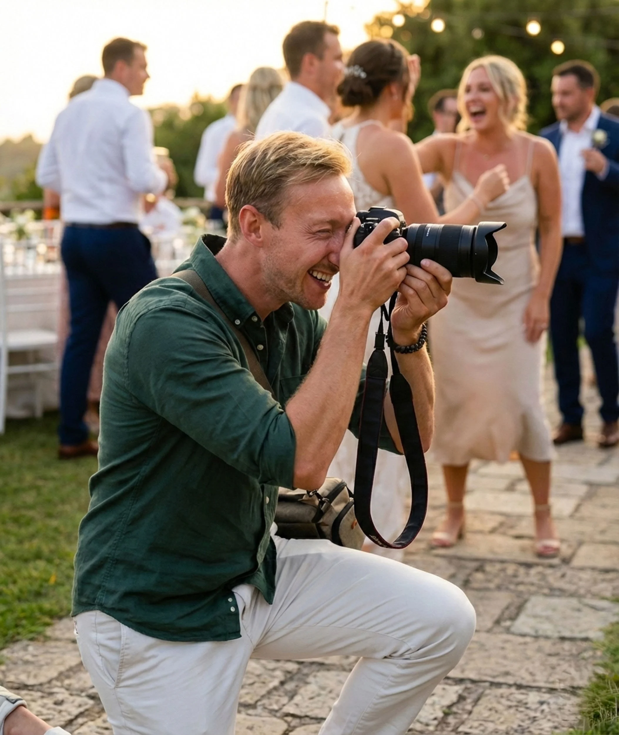 Bröllopsfotograf fotograferar under mingel utomhus – dokumentär bröllopsfotografering Sverige