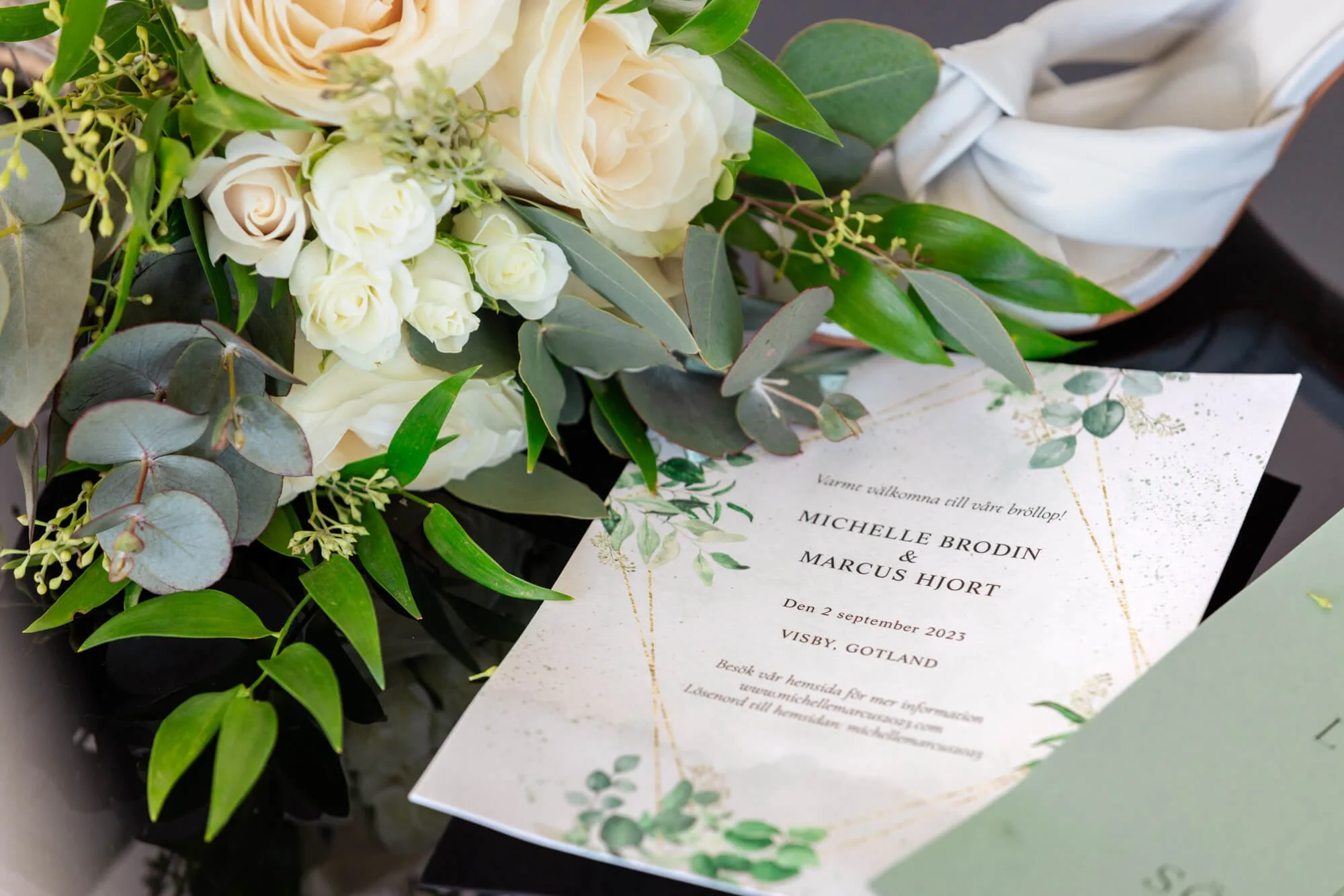 Ta finabilder med inbjudningskorten.