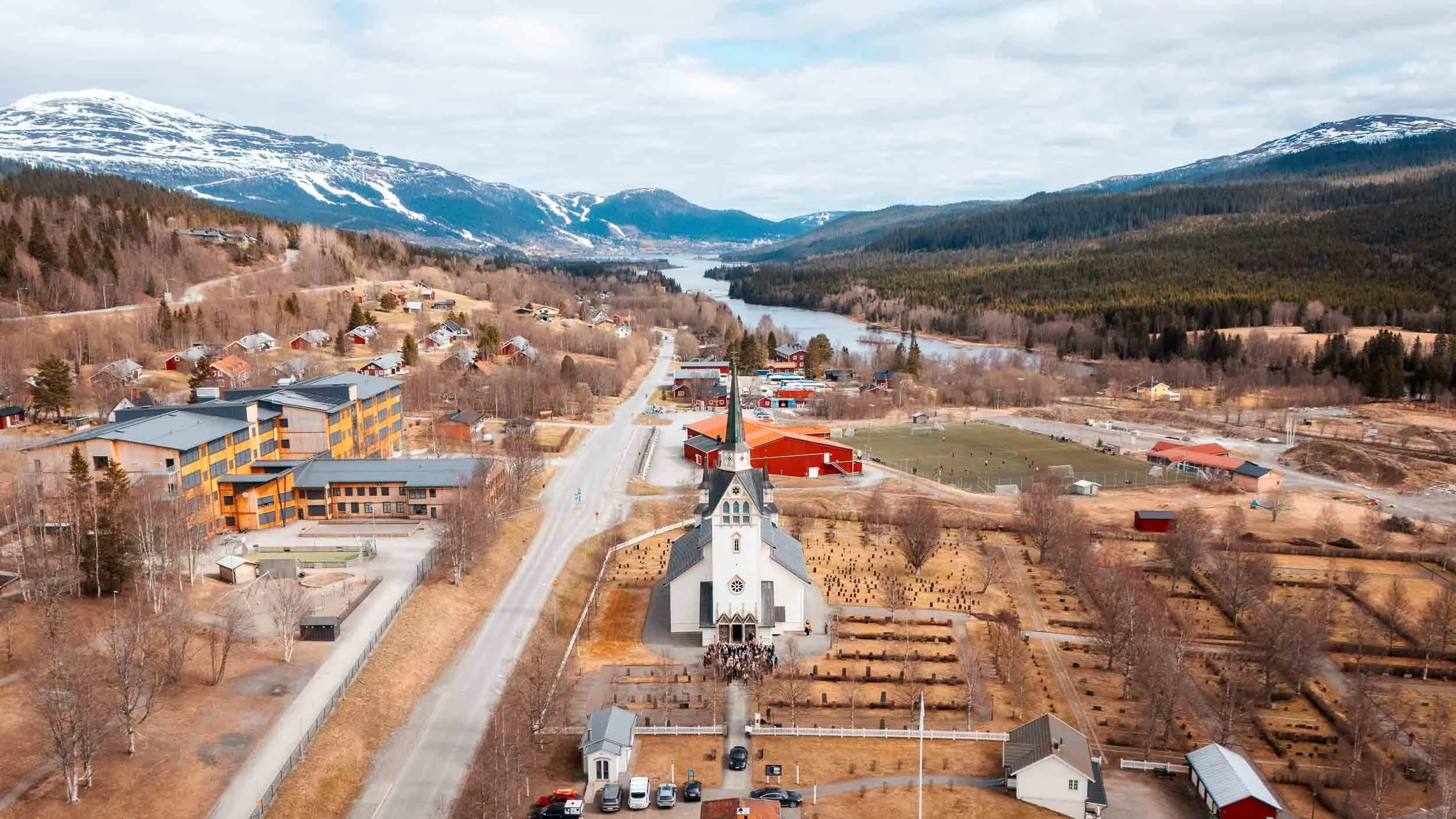 Åre Copperhill – vy över kyrka och fjällandskap.