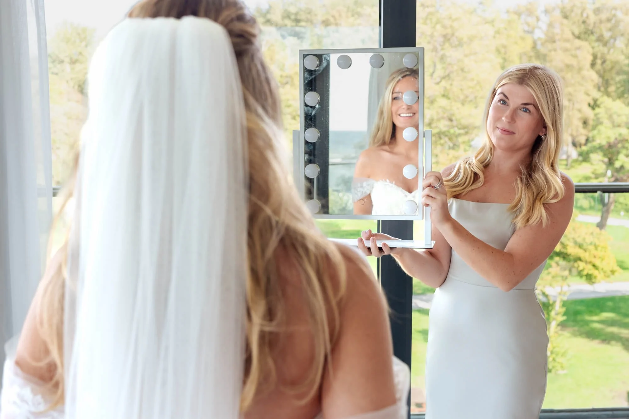 Brud gör sig redo tillsammans med tärna