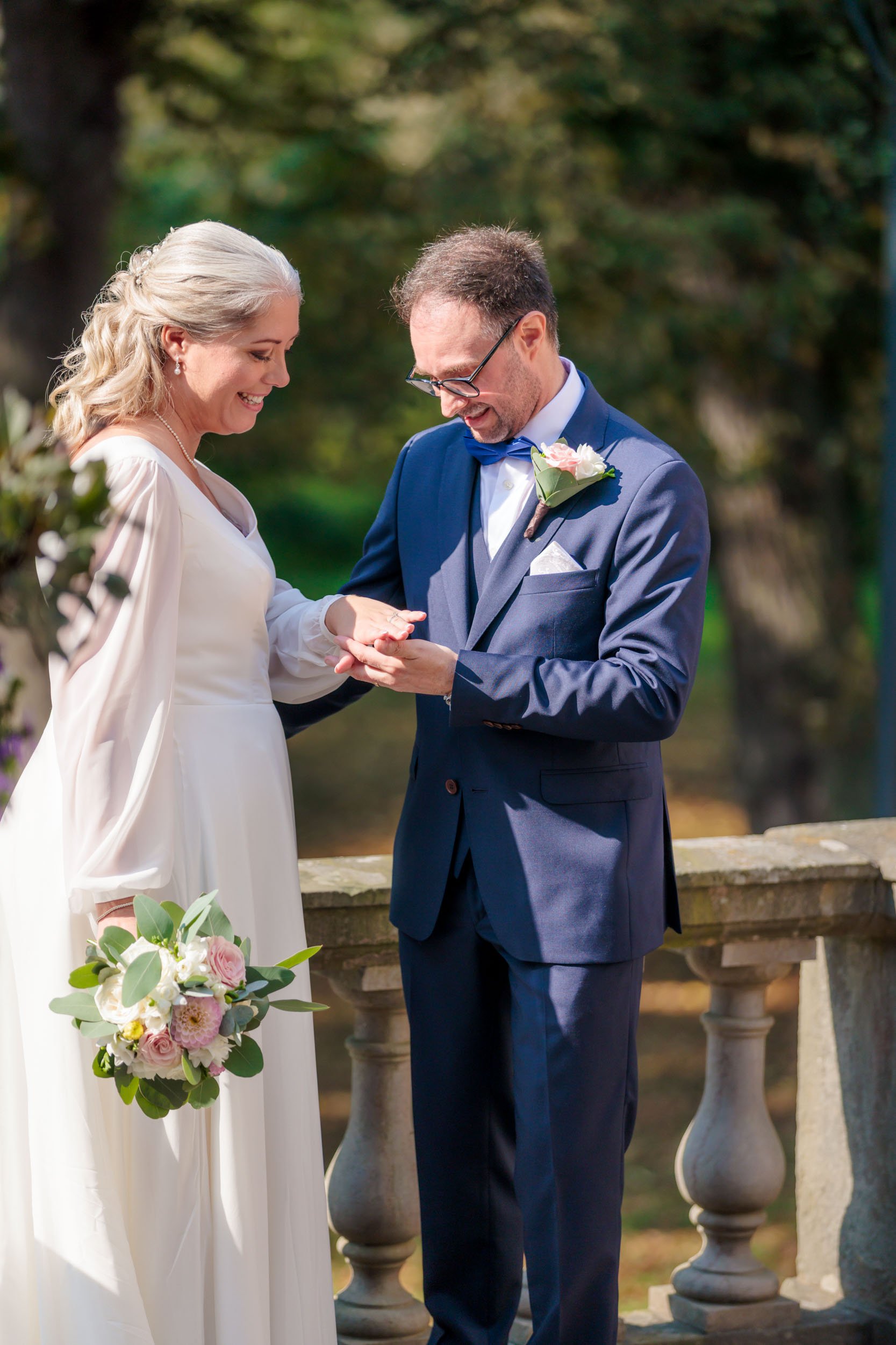 En brud och en bröllopspresentera sig för varandra utomhus.