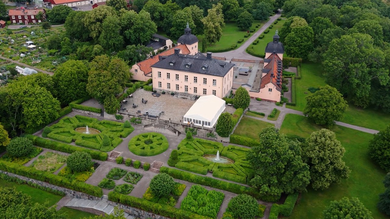 Hesselby slott med formell slottsträdgård – bröllopsfoto Stockholm