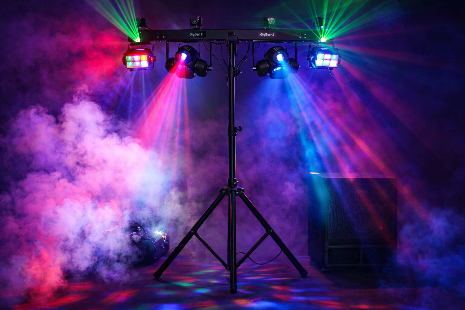 Discjockeyutrustning med färgade ljus och rök.