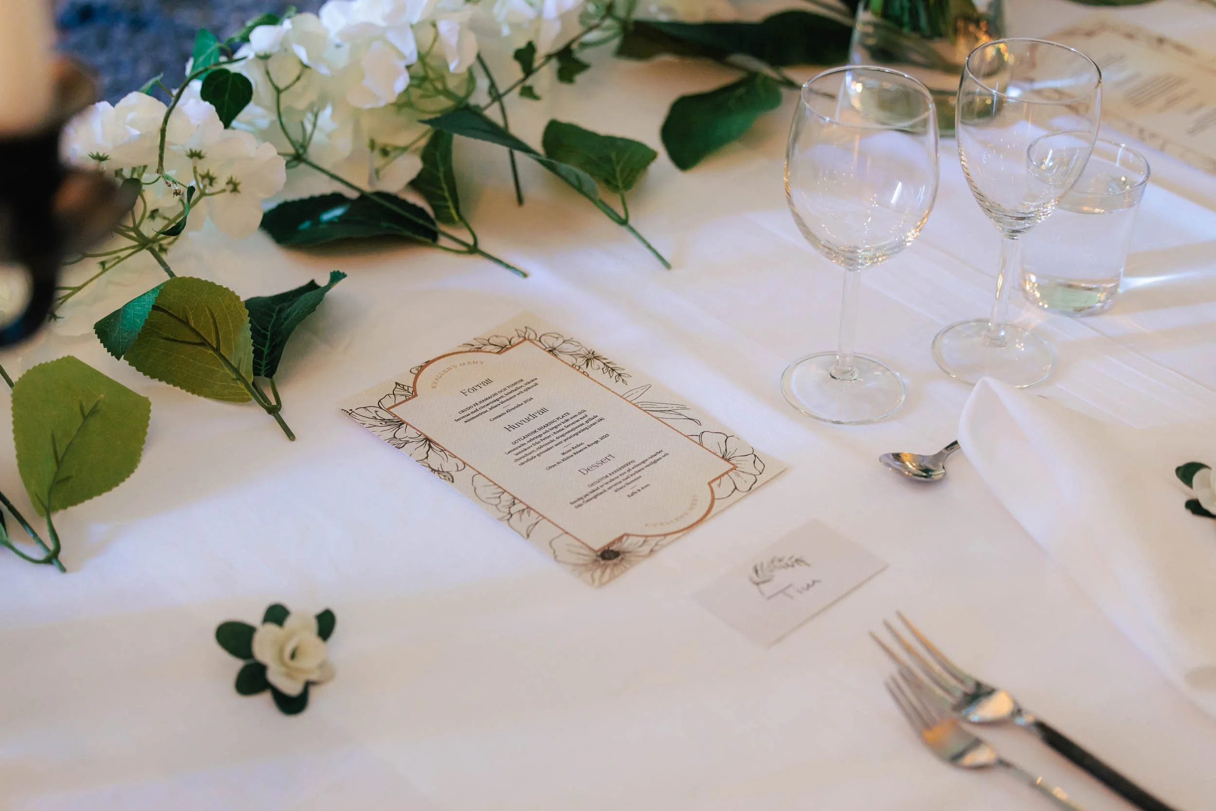 Menykort och bordsdukning med blommor – bröllopsmiddag kostnad Sverige