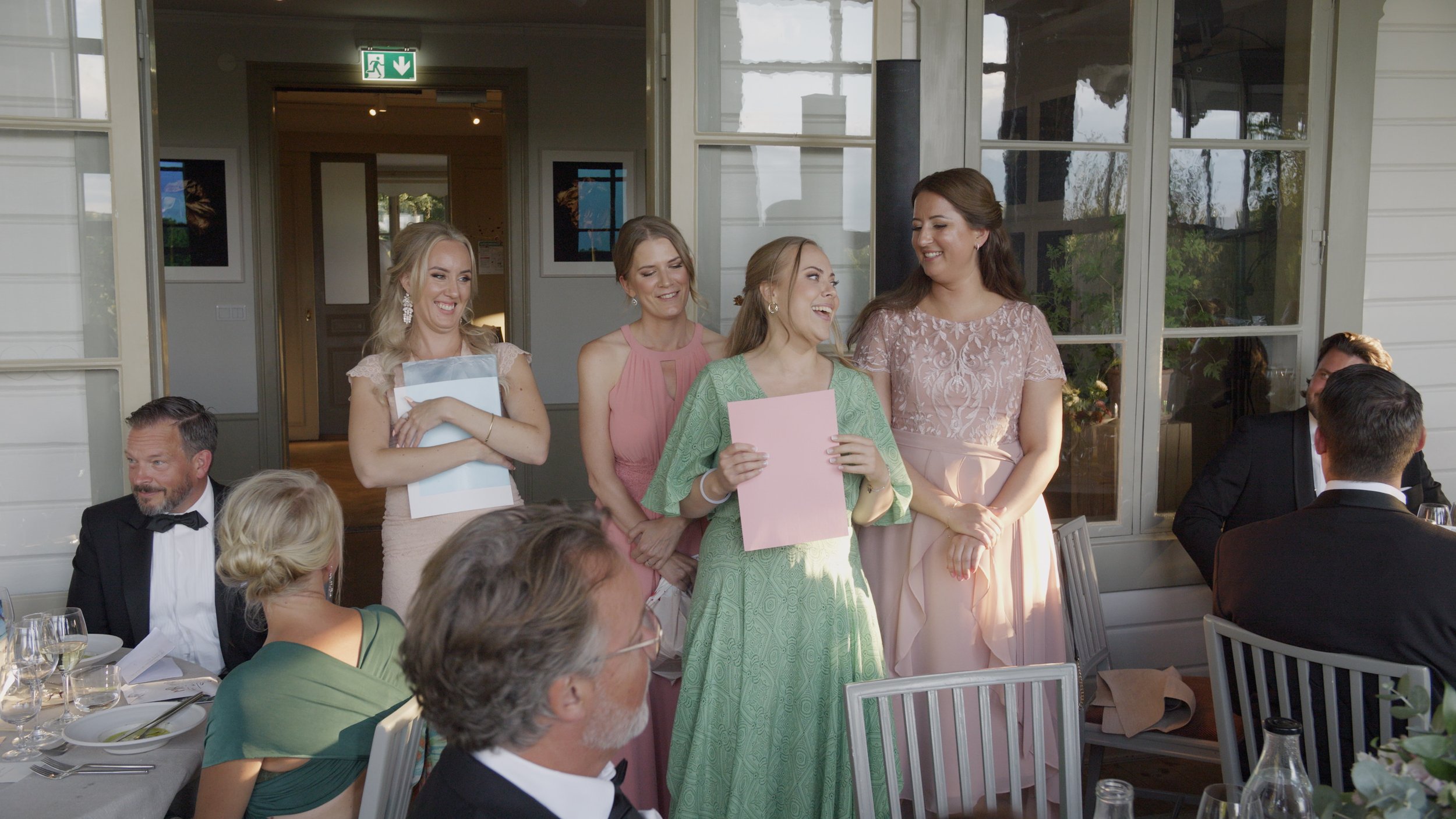 Tärnor håller tal vid middagsbord på bröllop – tal bröllopsfilm Sverige