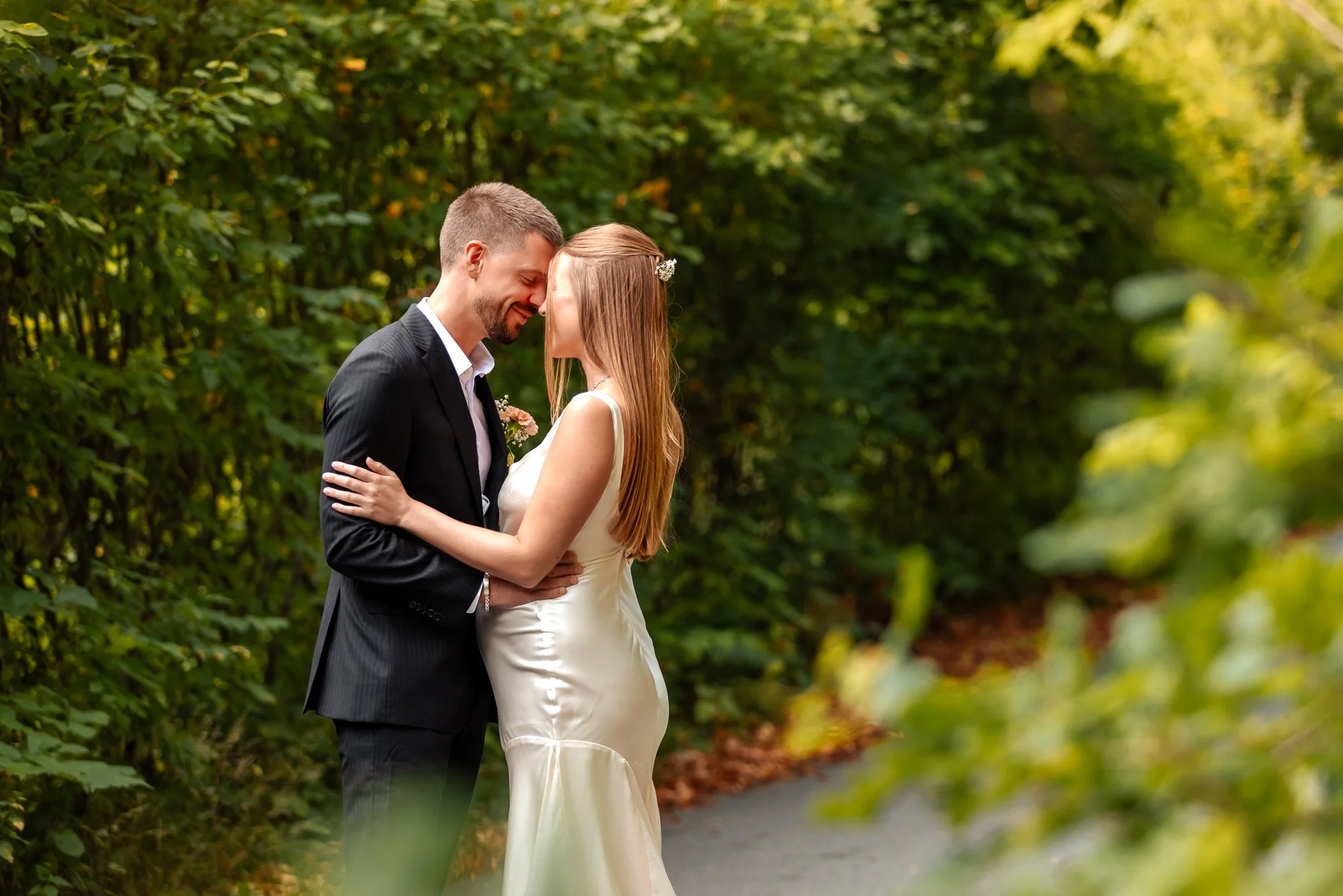 Bröllopspar i närbild – bröllopsfoto Sverige naturlig stil