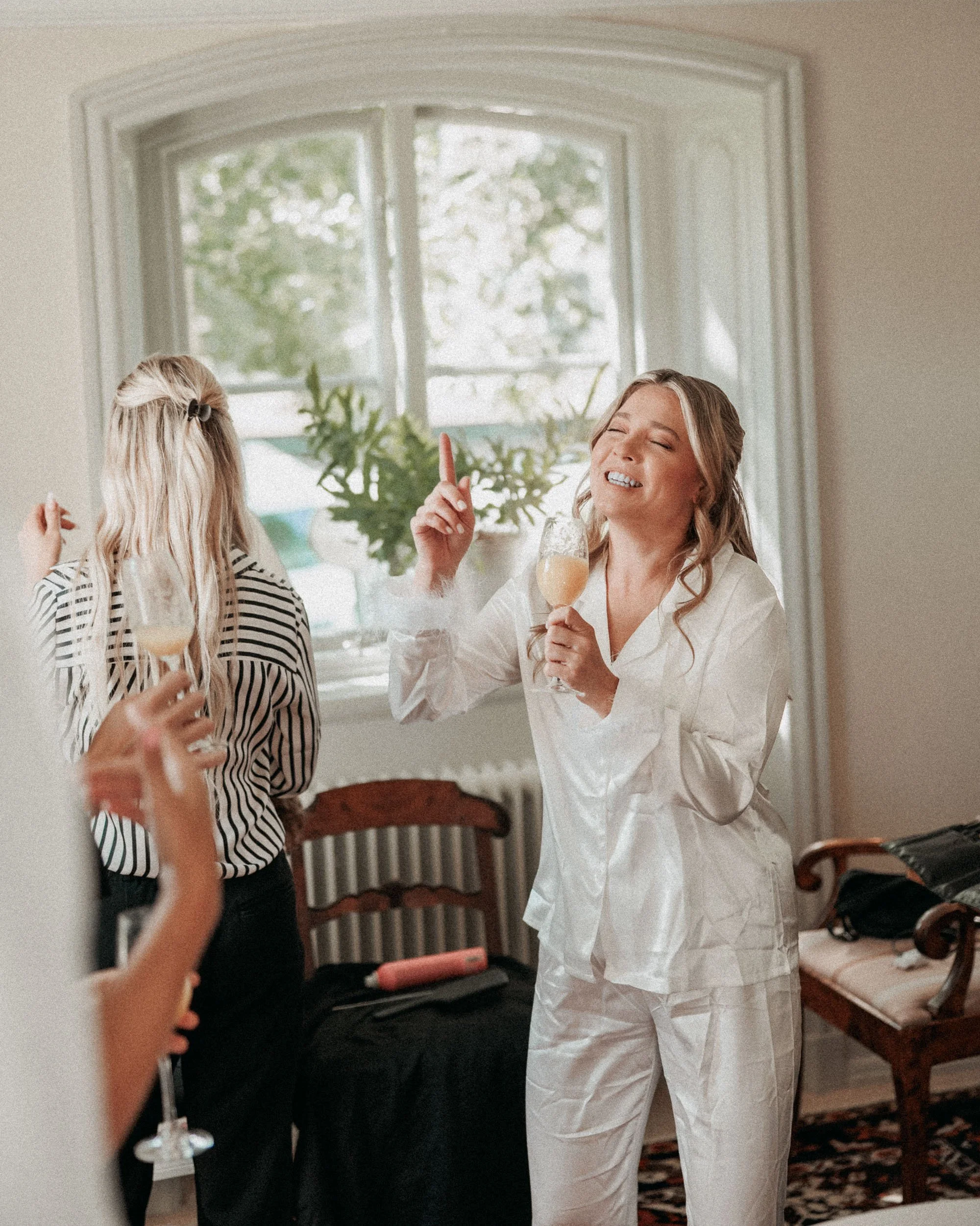 Kvinnor som firar med champagne i ett ljust rum