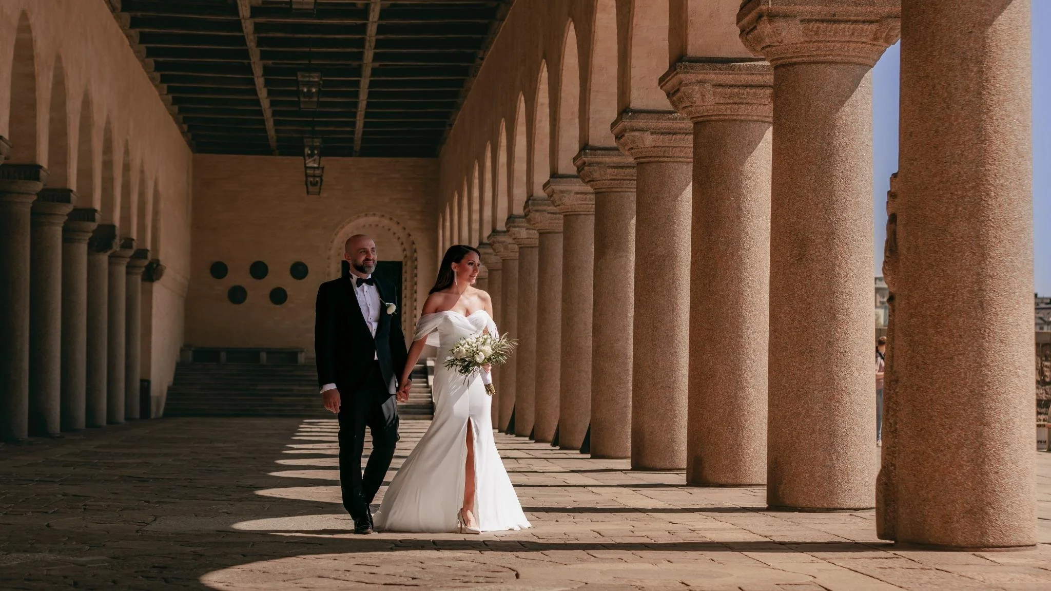 Bröllopspar i Stadshusets pelare och arkad – bröllopsfoto Stadshuset Stockholm