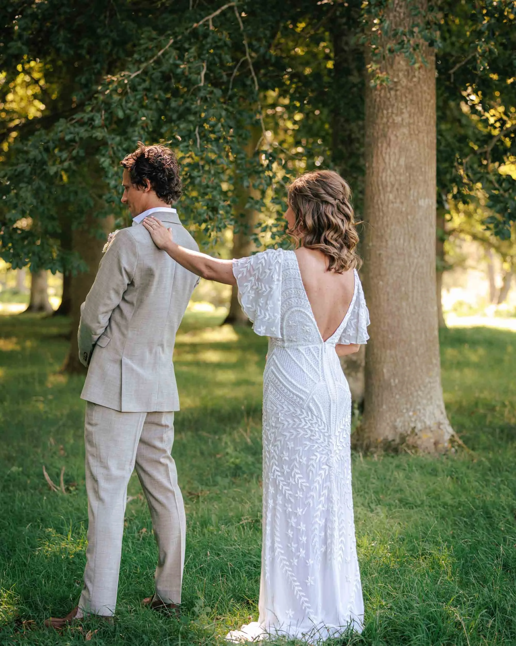 Bröllopsfoto Gotland Nygårds Herrgård – brudpar i parkmiljö, first look