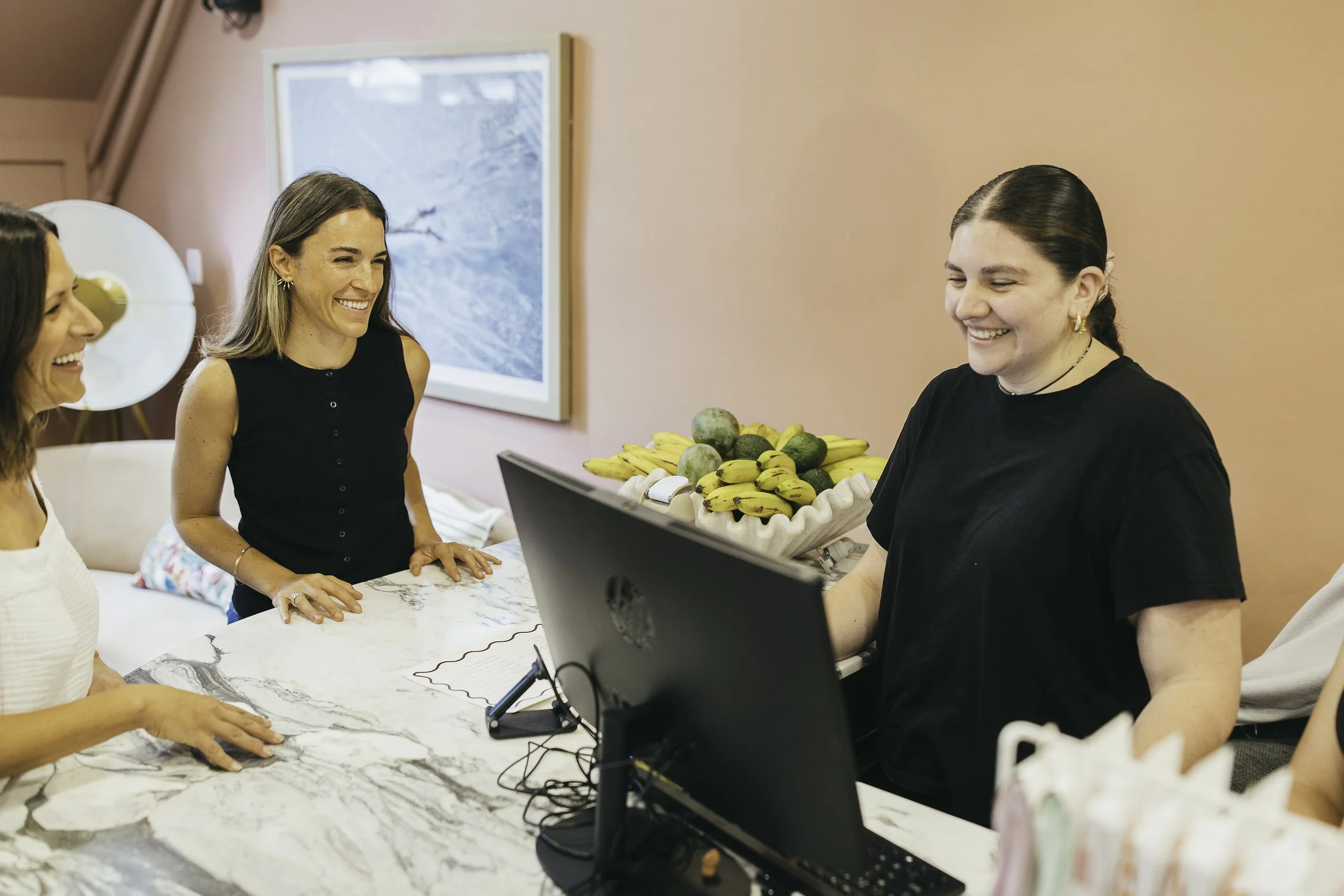 Galerias Studio's team helping clients at the front desk