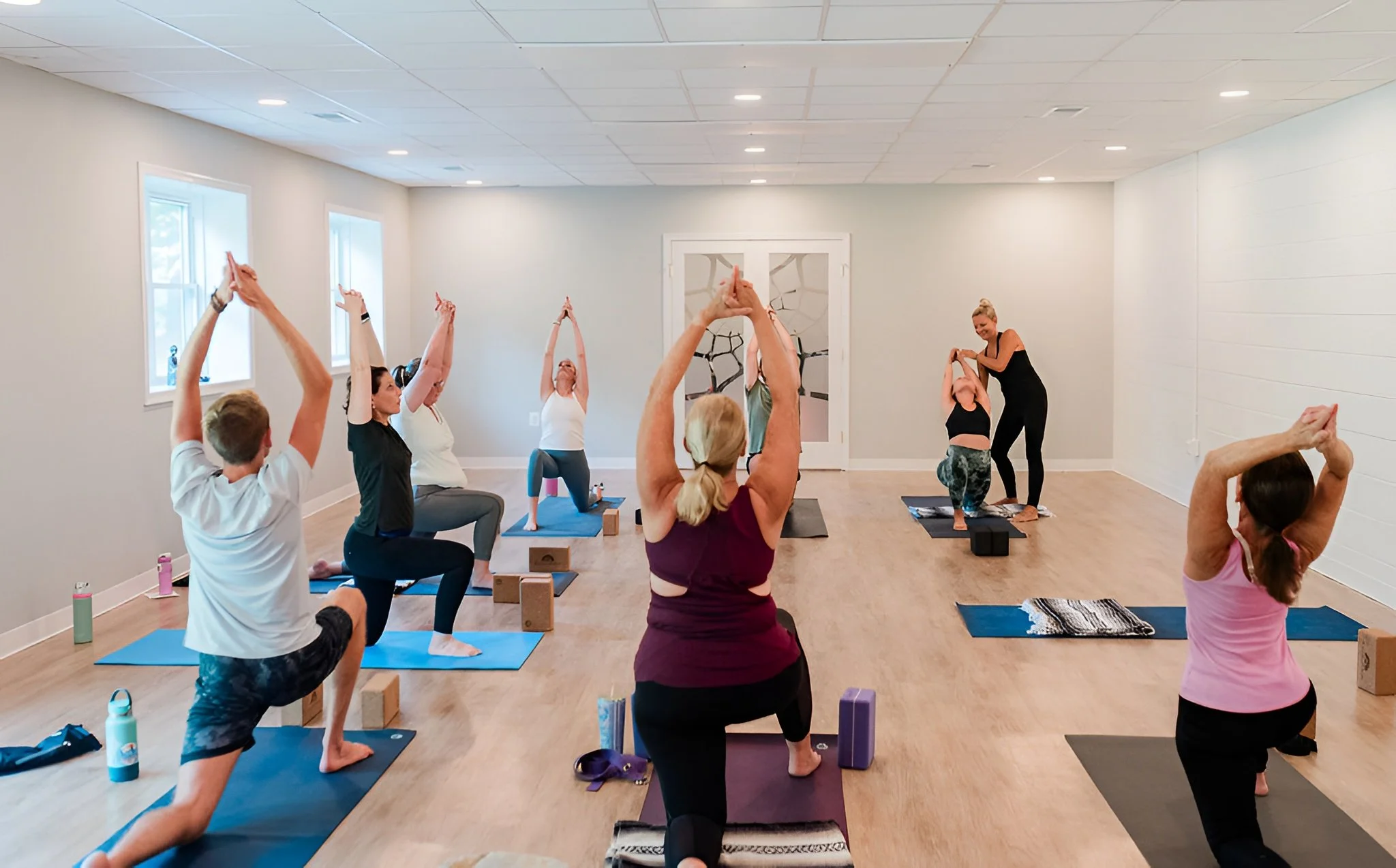 A full group yoga class at Razz Yoga